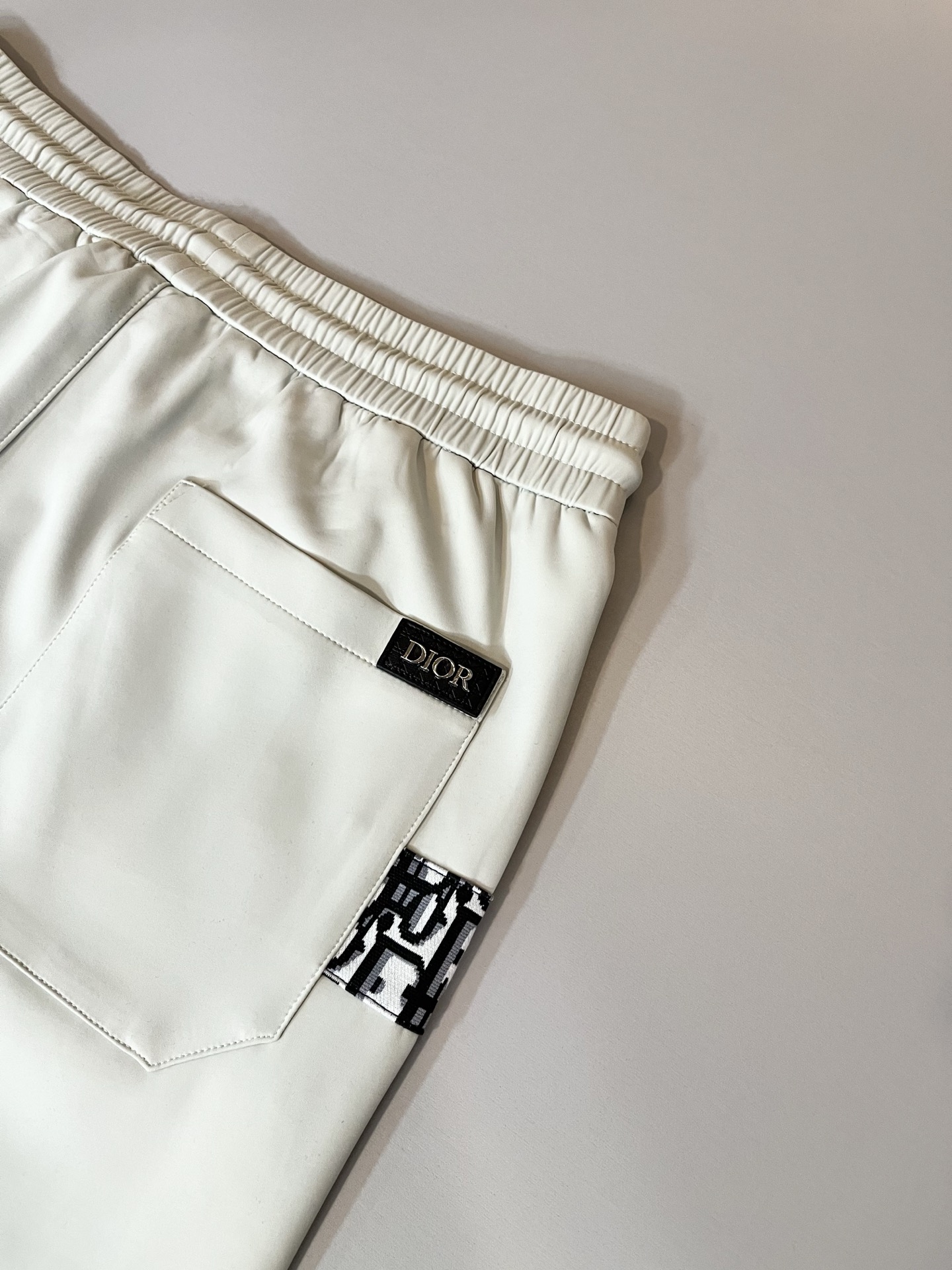 Dior 迪奥 2025秋冬新款男士休闲裤，高端品质之选……一款松紧腰抽绳休闲卫裤兼备的百搭裤装，也是男