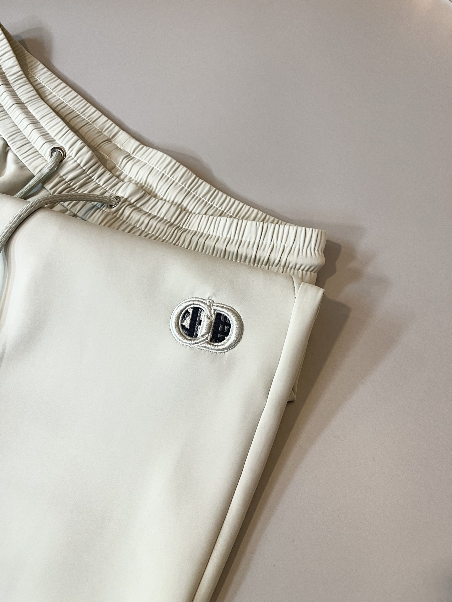 Dior 迪奥 2025秋冬新款男士休闲裤，高端品质之选……一款松紧腰抽绳休闲卫裤兼备的百搭裤装，也是男