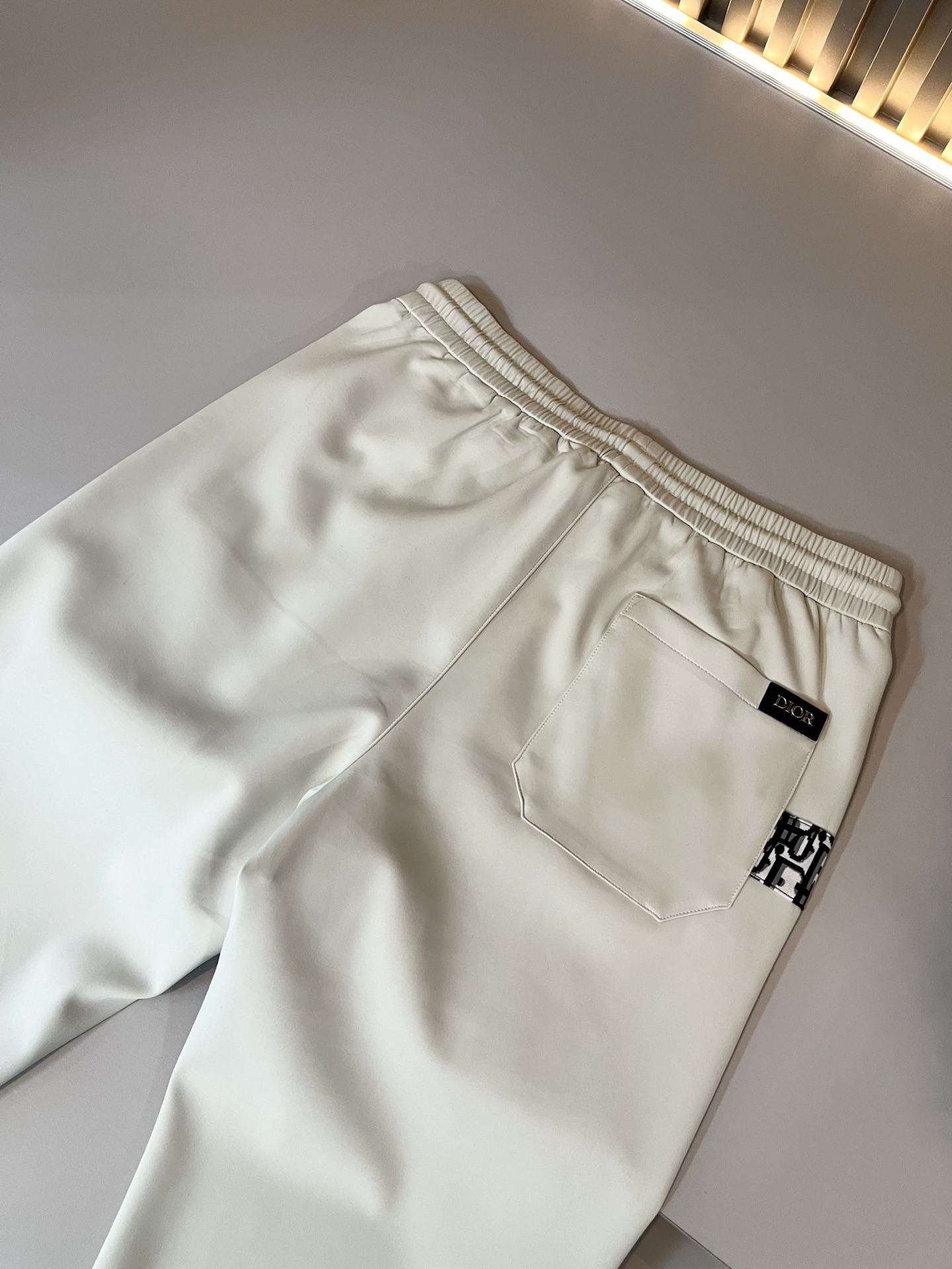 Dior 迪奥 2025秋冬新款男士休闲裤，高端品质之选……一款松紧腰抽绳休闲卫裤兼备的百搭裤装，也是男