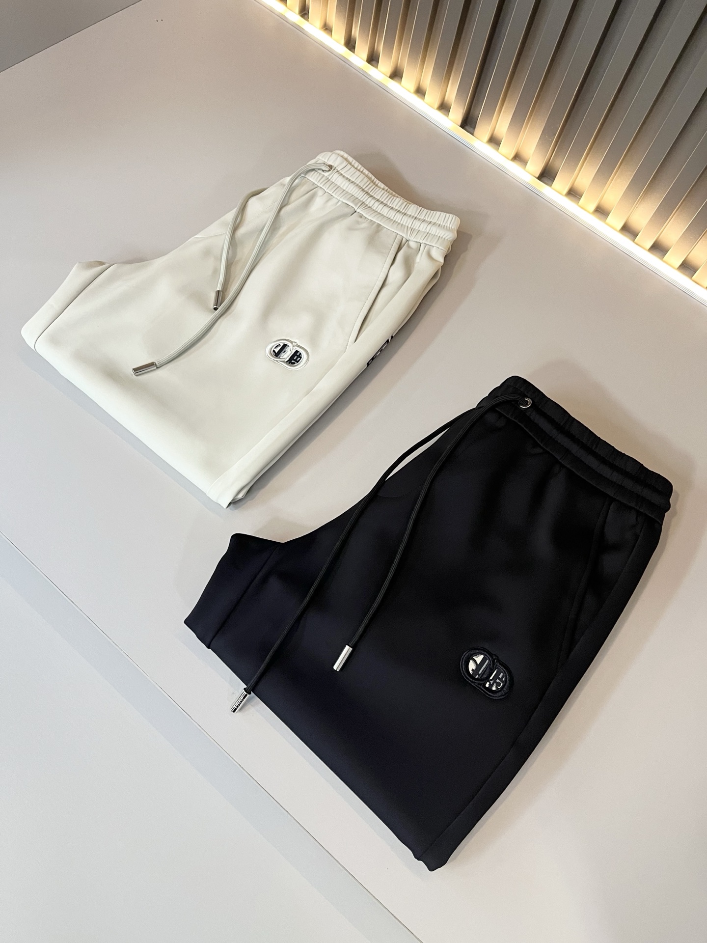 Dior 迪奥 2025秋冬新款男士休闲裤，高端品质之选……一款松紧腰抽绳休闲卫裤兼备的百搭裤装，也是男