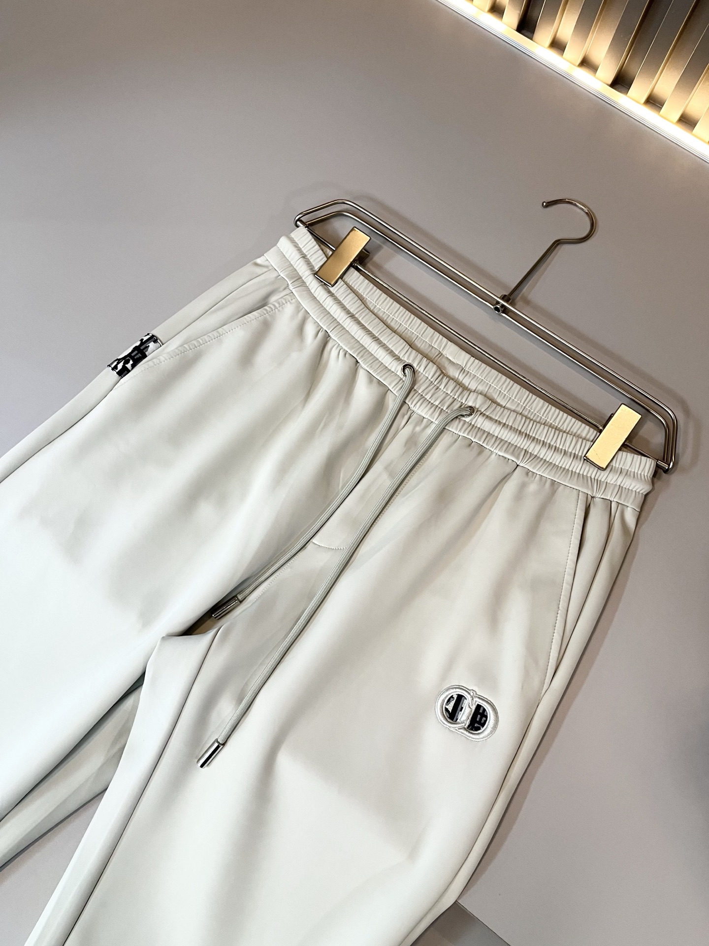 Dior 迪奥 2025秋冬新款男士休闲裤，高端品质之选……一款松紧腰抽绳休闲卫裤兼备的百搭裤装，也是男