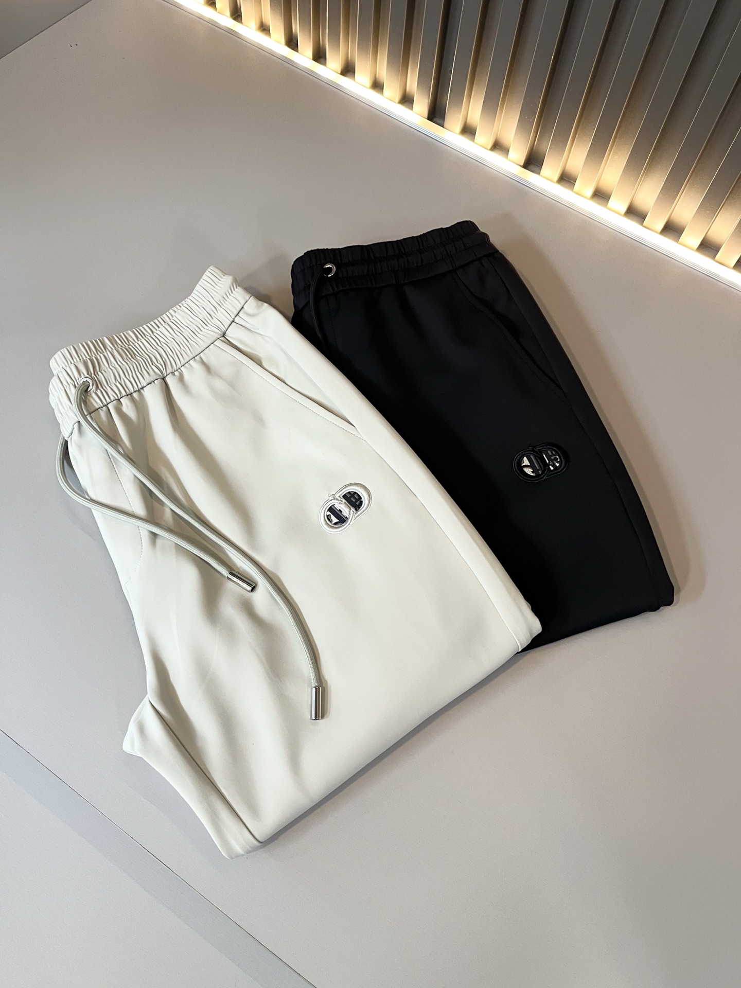 Dior 迪奥 2025秋冬新款男士休闲裤，高端品质之选……一款松紧腰抽绳休闲卫裤兼备的百搭裤装，也是男