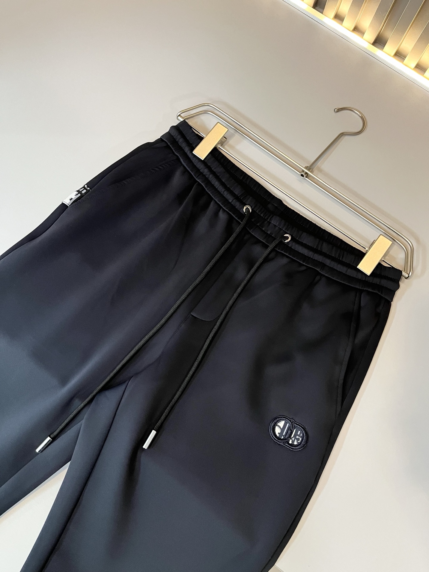 Dior 迪奥 2025秋冬新款男士休闲裤，高端品质之选……一款松紧腰抽绳休闲卫裤兼备的百搭裤装，也是男