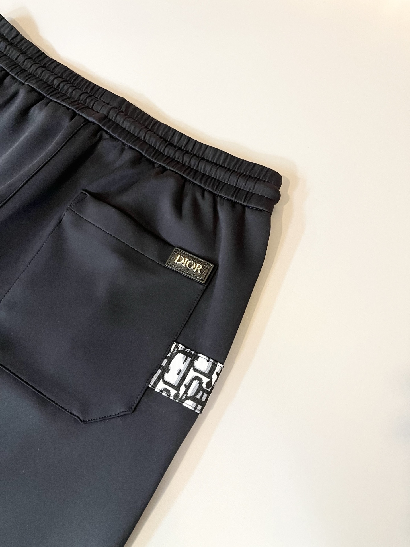 Dior 迪奥 2025秋冬新款男士休闲裤，高端品质之选……一款松紧腰抽绳休闲卫裤兼备的百搭裤装，也是男