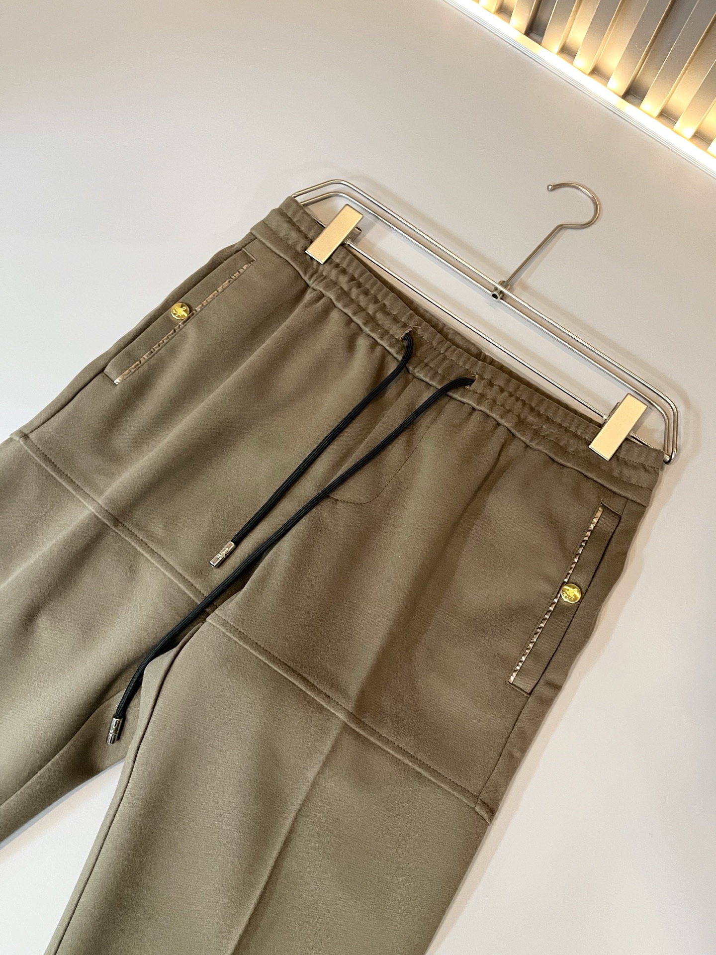 PRA*DA普*达 2025秋冬新款男士休闲裤，高端品质之选……一款休闲裤兼备的百搭裤装，也是男士衣橱里