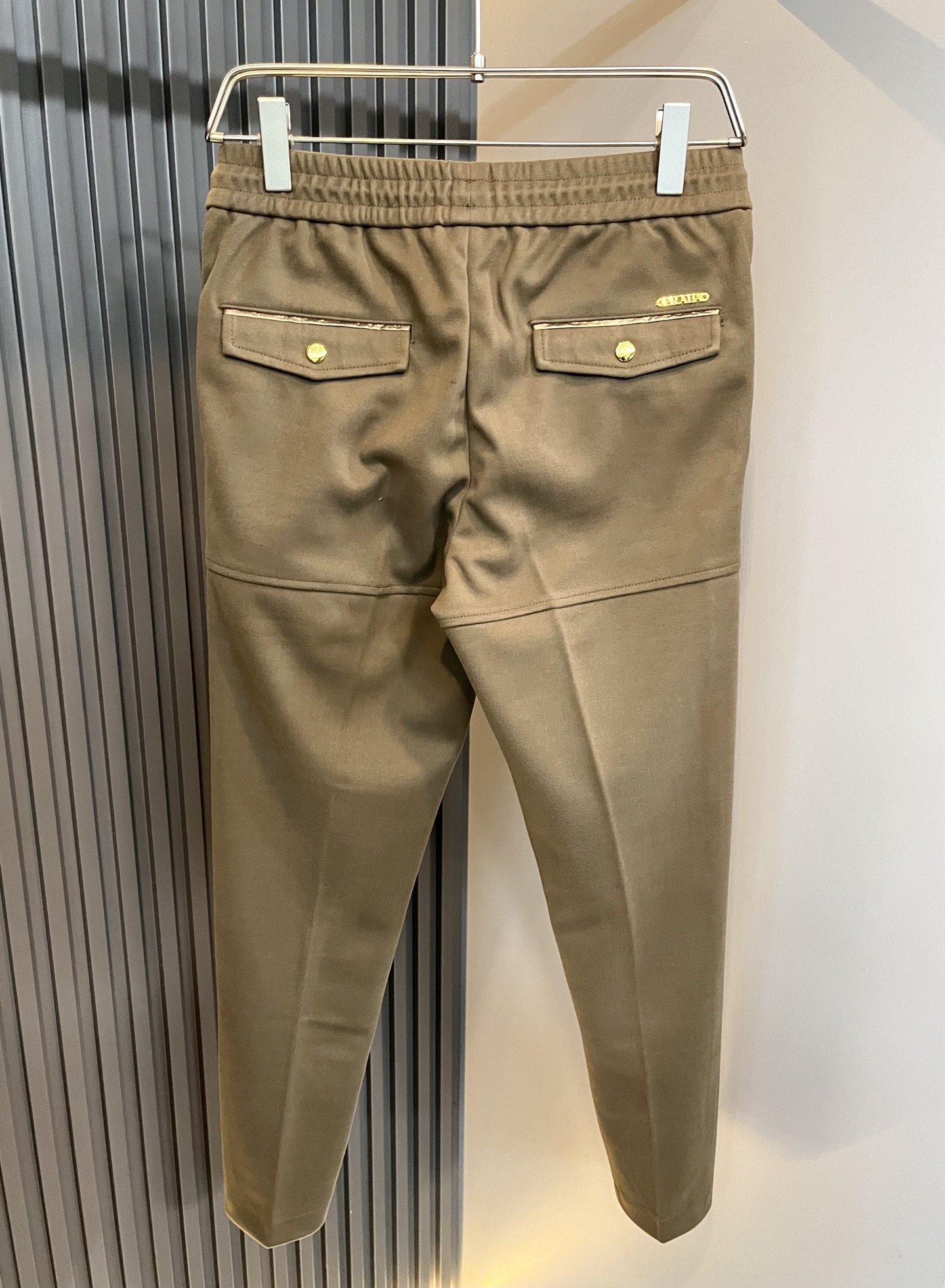 PRA*DA普*达 2025秋冬新款男士休闲裤，高端品质之选……一款休闲裤兼备的百搭裤装，也是男士衣橱里