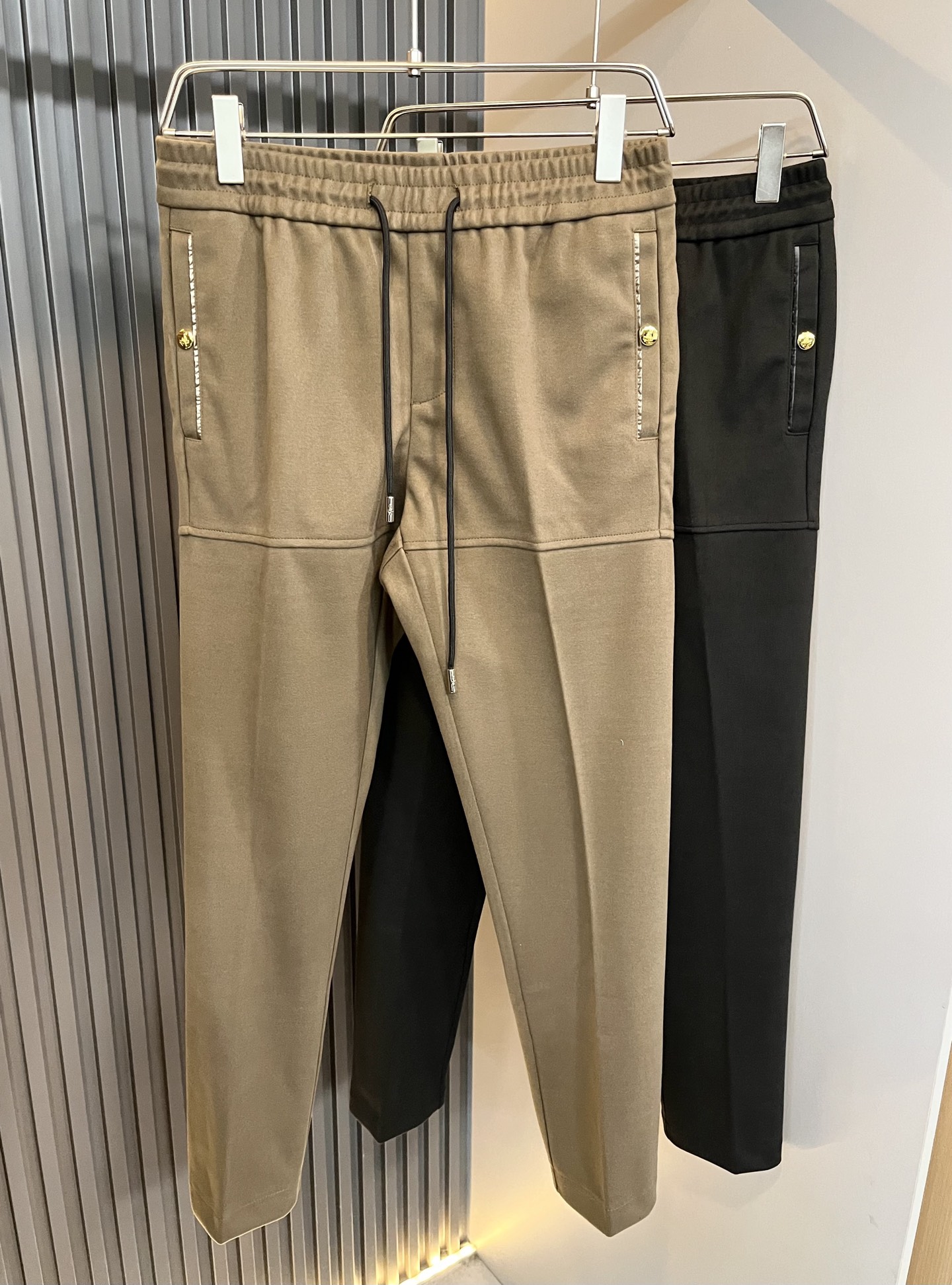 NO:610425,PRA*DA 2025 autumn and winter new men's casual pants, a high-end quality choice... A versatile trousers that has both casual pants and casual pants. It is also an indispensable matching artifact in men's wardrobe. It is a classic style that is practical to wear!  The design style of the entire pair of casual pants is simple and fashionable, which is very consistent with the low-luxury style setting. It has excellent skin-friendly value, is easy to wear, and has a full sense of details!  Customized front and rear logo pattern hardware design!  The fabric is comfortable, feels soft and delicate, has a good vertical feel, looks very textured, and is full of fine and high-end charm. It has first-class and exquisite tailoring, and the wiring is meticulous, smooth and neat. It is a trousers that looks good with any casual style. If you like it, hurry up and get it, good products don’t wait for anyone!  Size M-3XL,,prada,alexander wang19860909PRA*DA普*达 2025秋冬新款男士休闲裤,高端品质之选……一款休闲裤兼备的百搭裤装,也是男士衣橱里不可缺少的搭配神器,属于实穿型的经典款式！整条休闲裤的设计风格简洁时尚,非常符合低奢的风格设定,亲肤值优越,穿着方便,细节感十足！定制前后logo图案五金设计！面料舒服,手感柔软细腻,有着很好的垂直感,看上去非常有质感,细品高级韵味十足.一流精湛的版型裁剪,走线细致平顺工整,休闲随意怎么搭配都好看的裤装,喜欢的赶紧入手吧,好货可不等人！尺码M-3XL,,prada,alexander wang,Men's clothing