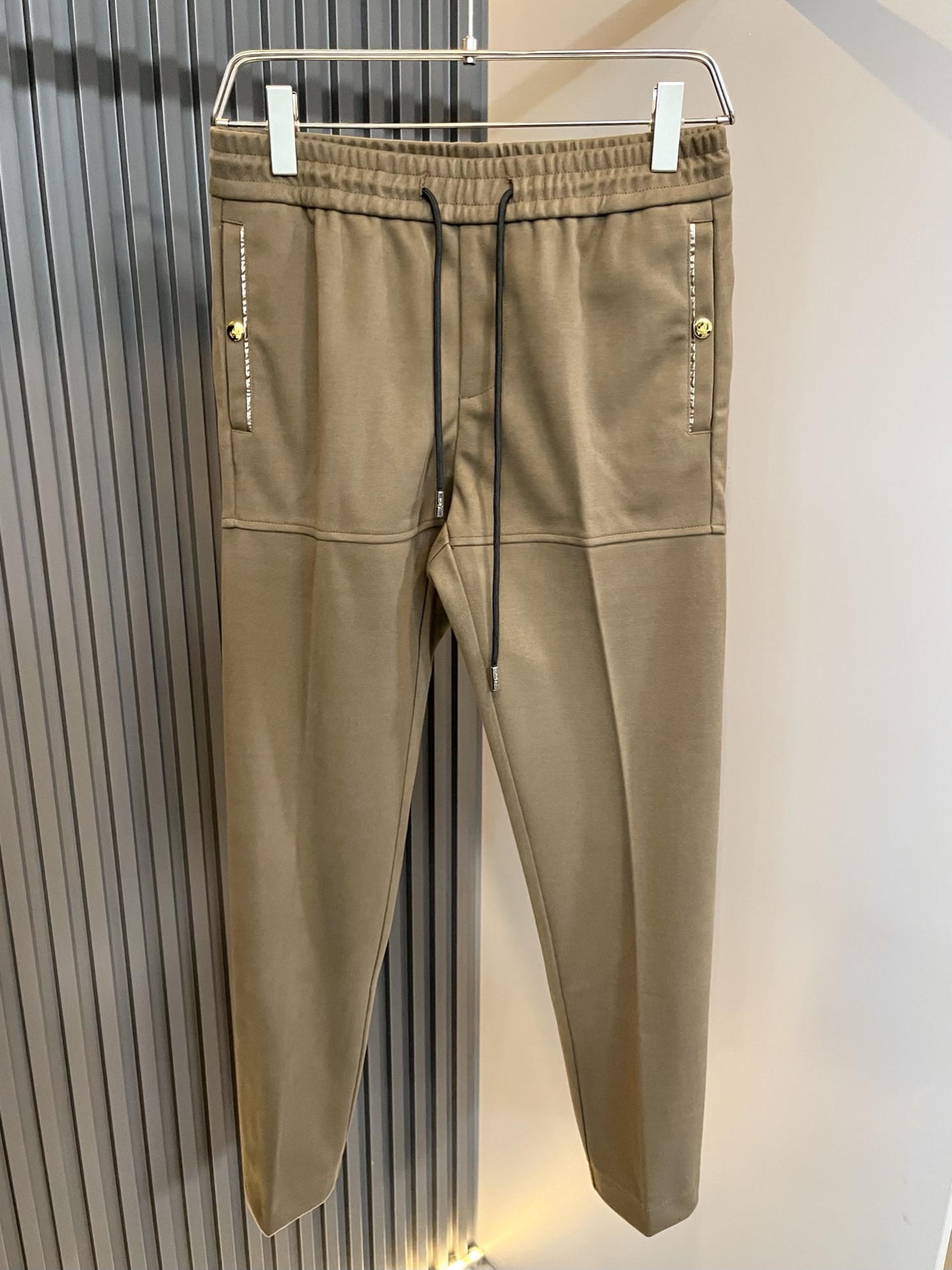 PRA*DA普*达 2025秋冬新款男士休闲裤，高端品质之选……一款休闲裤兼备的百搭裤装，也是男士衣橱里