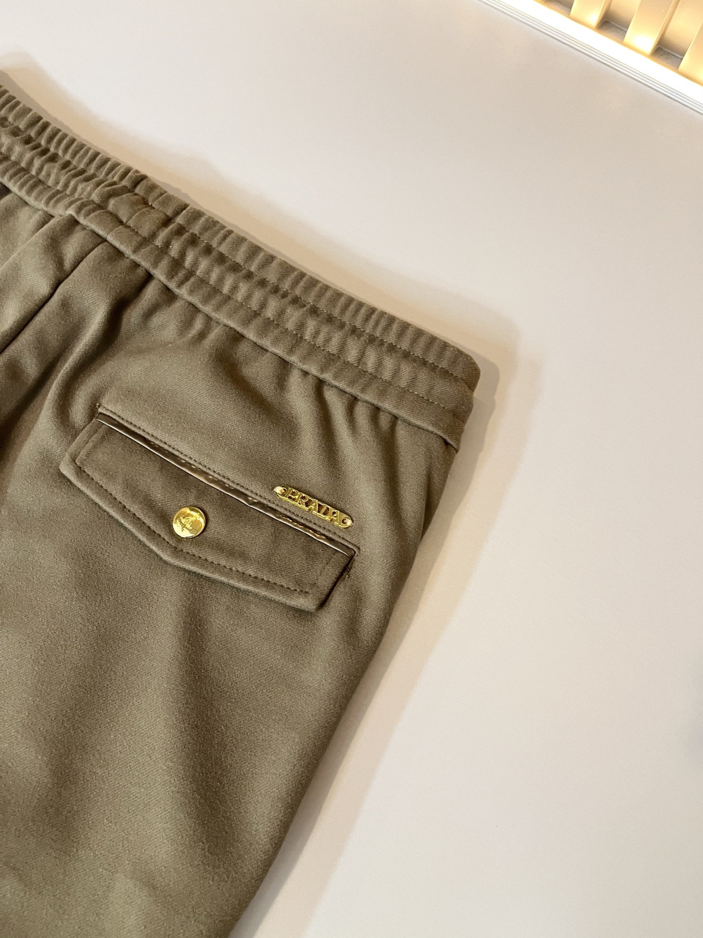 PRA*DA普*达 2025秋冬新款男士休闲裤，高端品质之选……一款休闲裤兼备的百搭裤装，也是男士衣橱里