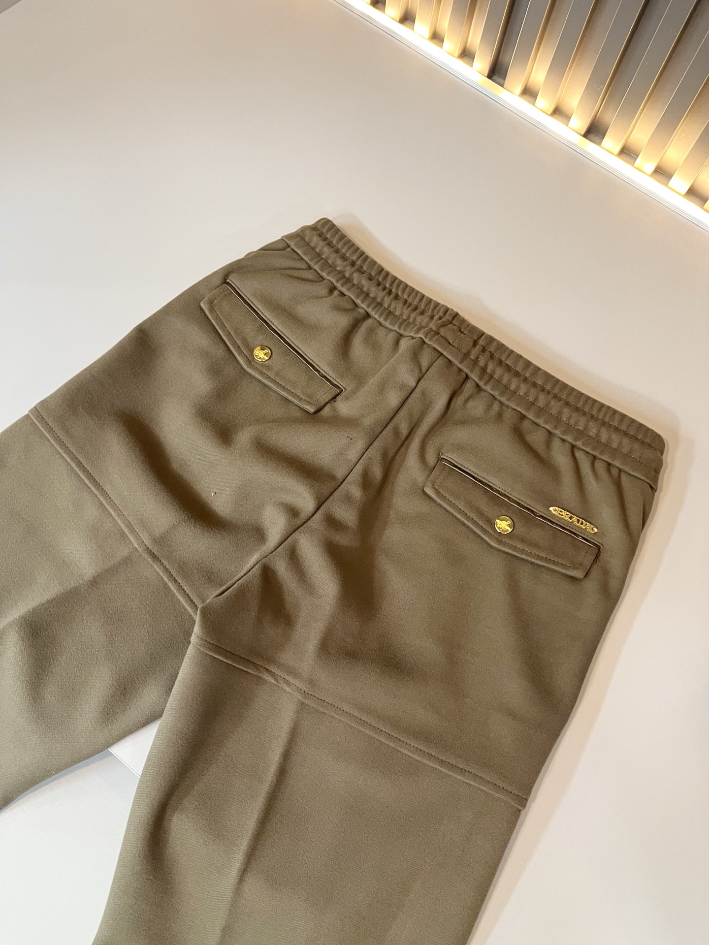 PRA*DA普*达 2025秋冬新款男士休闲裤，高端品质之选……一款休闲裤兼备的百搭裤装，也是男士衣橱里