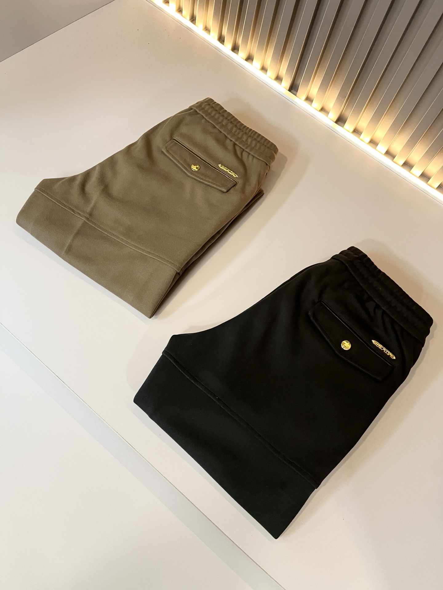 PRA*DA普*达 2025秋冬新款男士休闲裤，高端品质之选……一款休闲裤兼备的百搭裤装，也是男士衣橱里