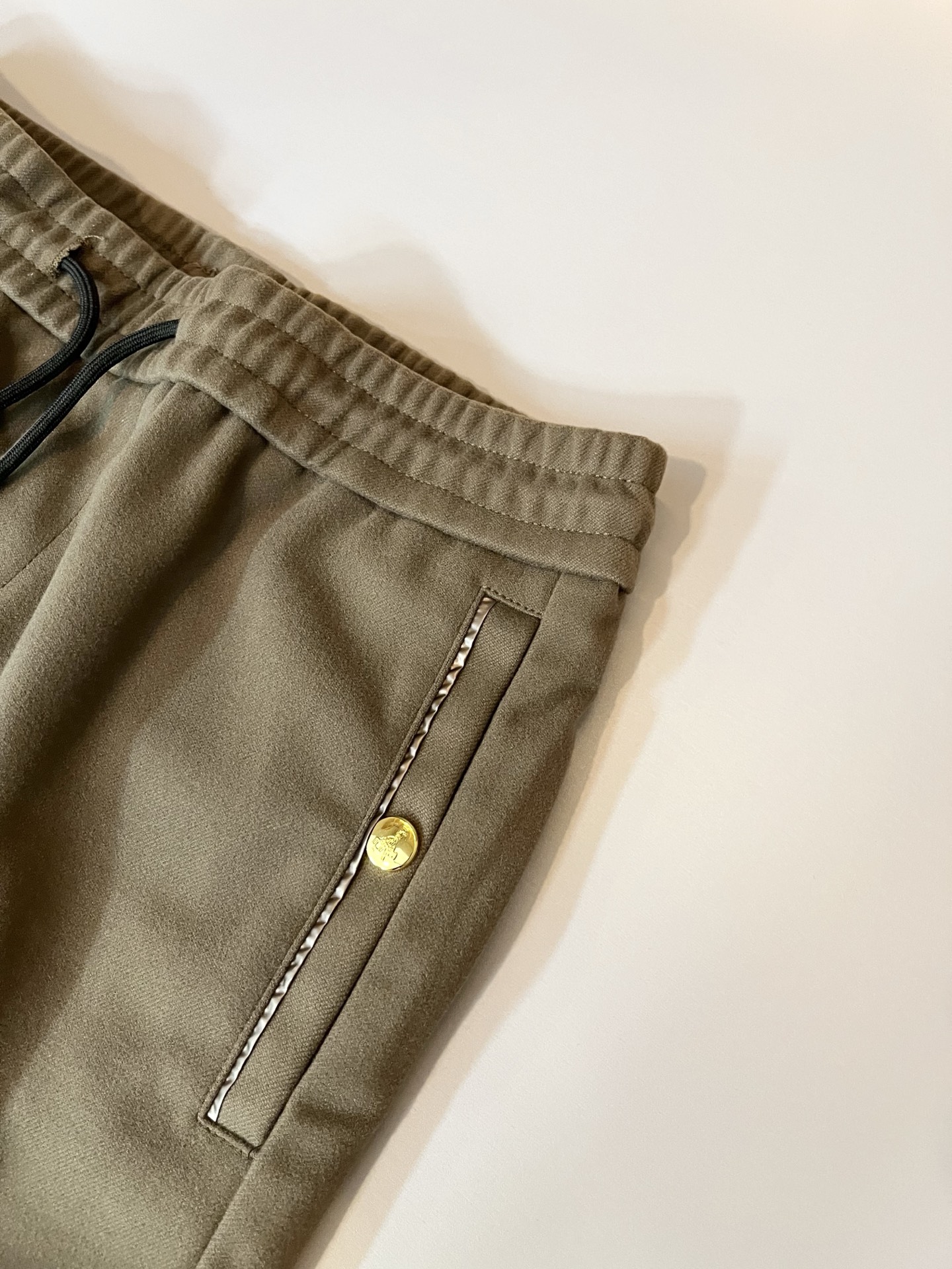 PRA*DA普*达 2025秋冬新款男士休闲裤，高端品质之选……一款休闲裤兼备的百搭裤装，也是男士衣橱里