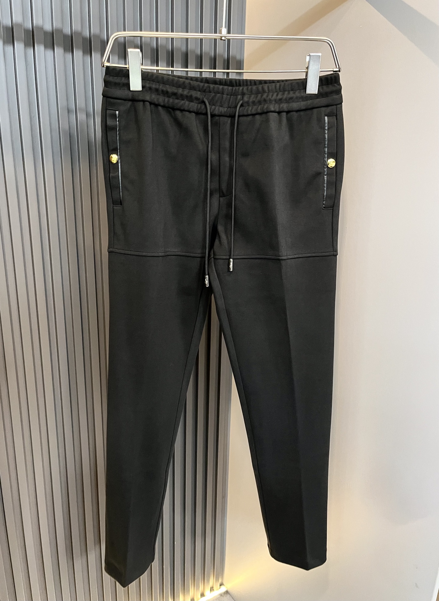 PRA*DA普*达 2025秋冬新款男士休闲裤，高端品质之选……一款休闲裤兼备的百搭裤装，也是男士衣橱里