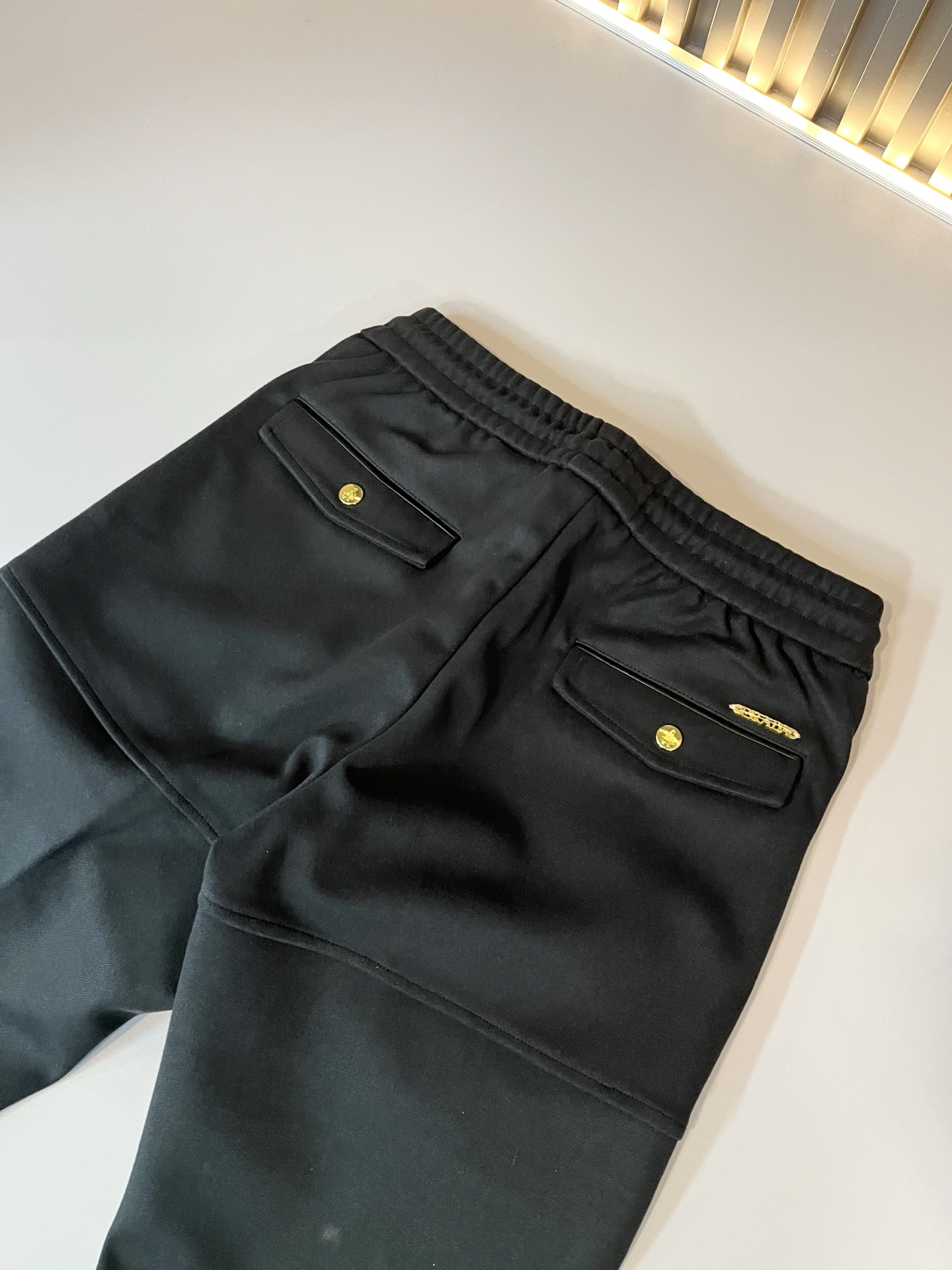 PRA*DA普*达 2025秋冬新款男士休闲裤，高端品质之选……一款休闲裤兼备的百搭裤装，也是男士衣橱里