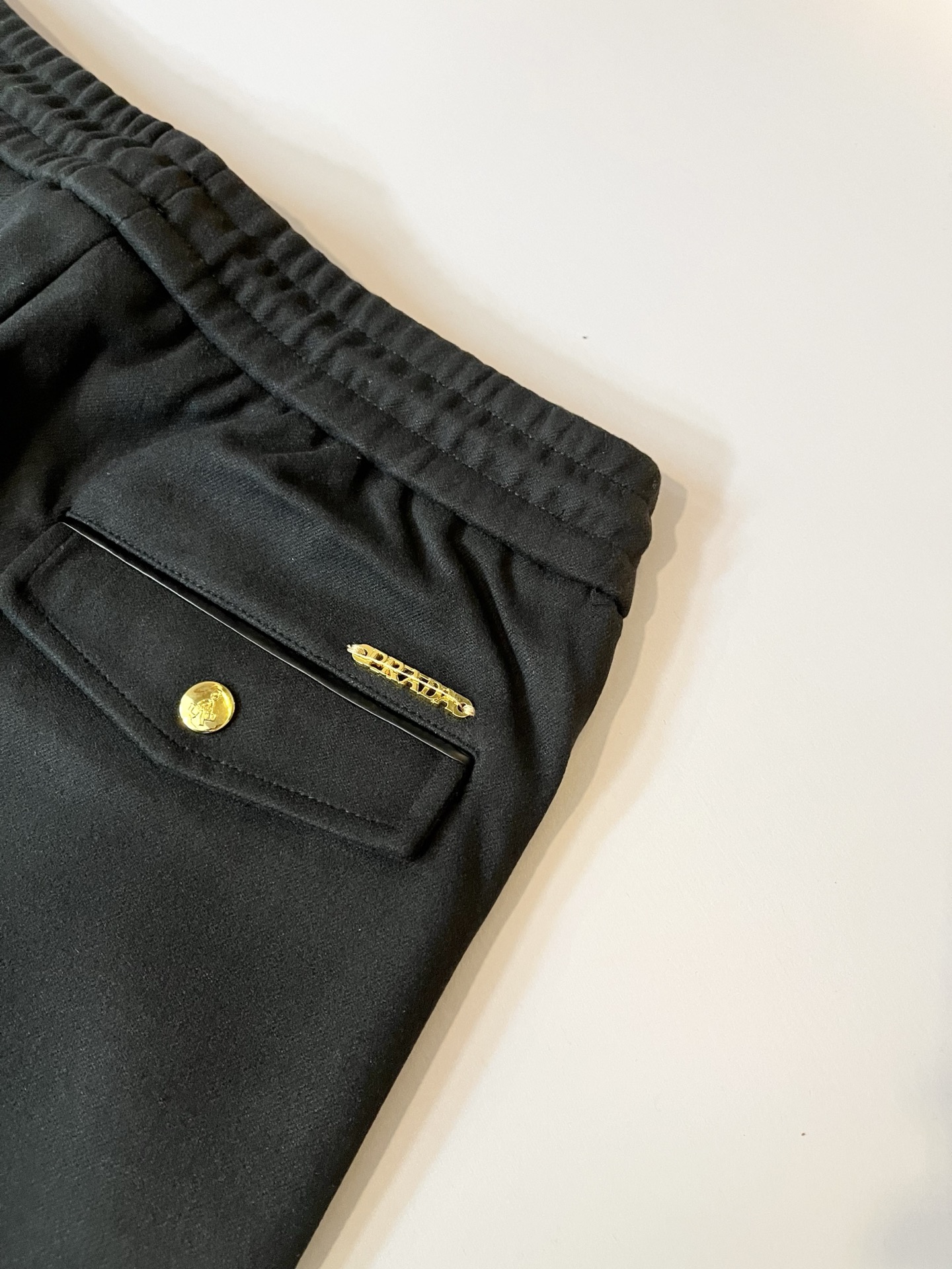 PRA*DA普*达 2025秋冬新款男士休闲裤，高端品质之选……一款休闲裤兼备的百搭裤装，也是男士衣橱里