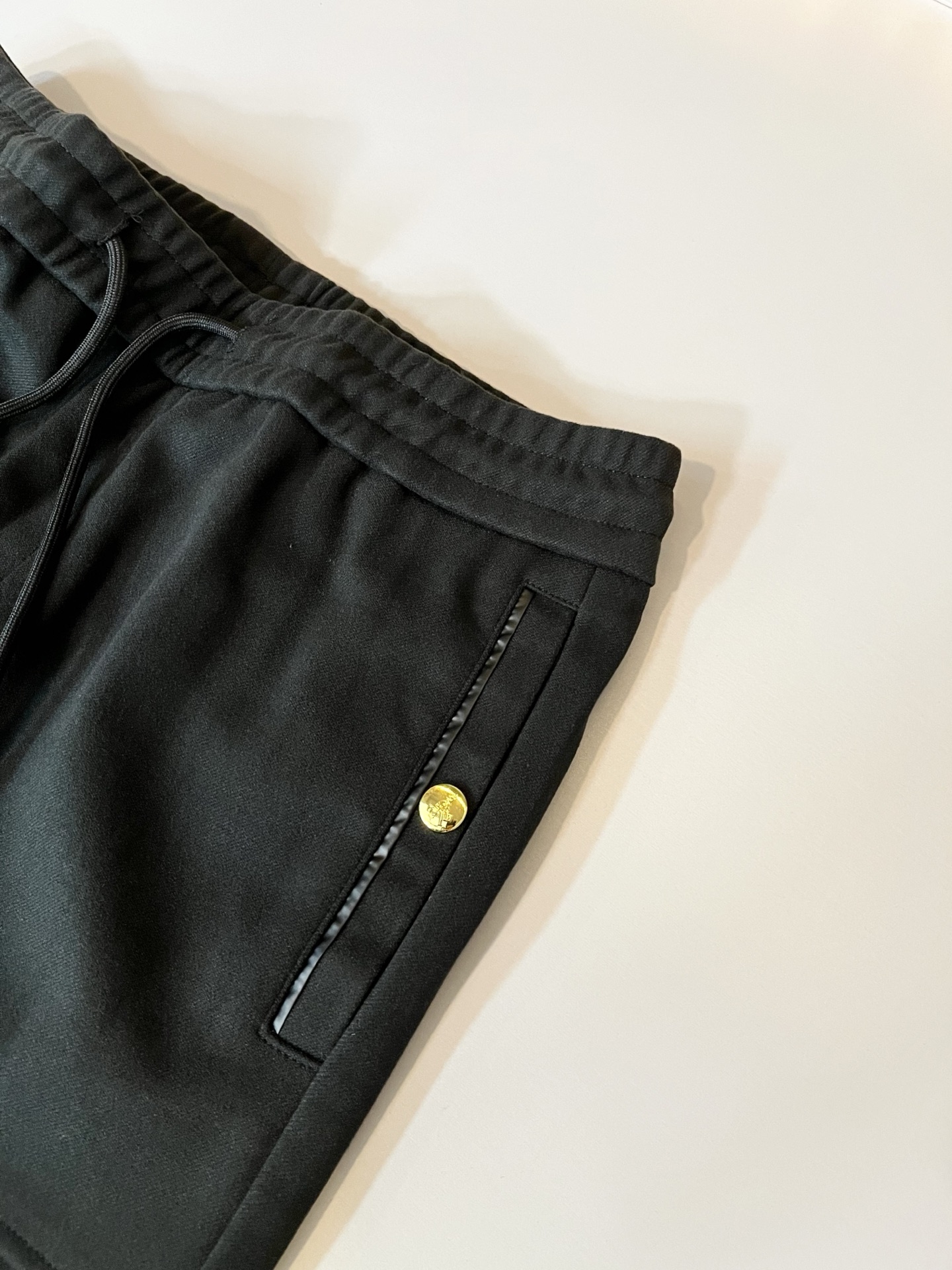 PRA*DA普*达 2025秋冬新款男士休闲裤，高端品质之选……一款休闲裤兼备的百搭裤装，也是男士衣橱里