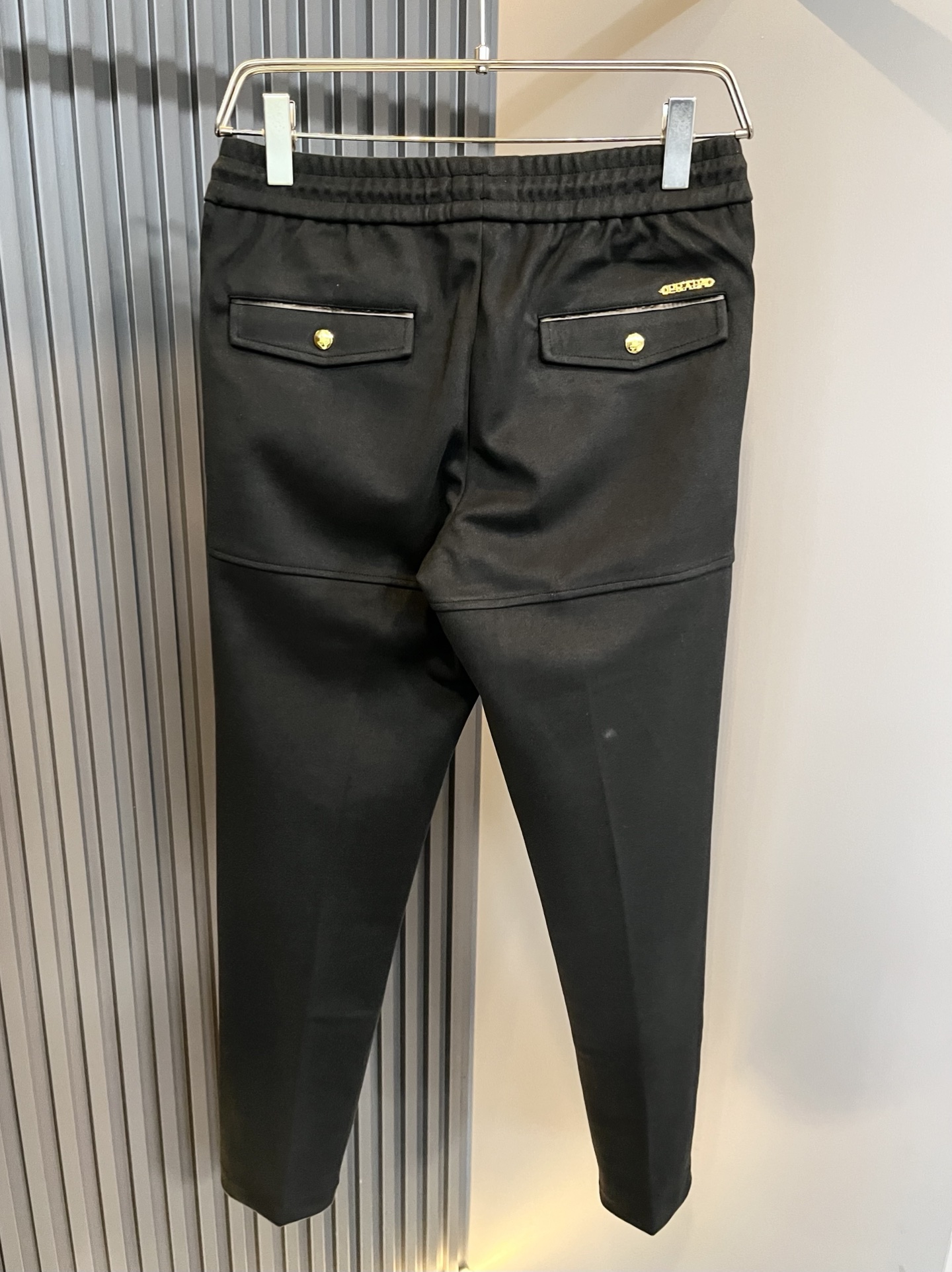 PRA*DA普*达 2025秋冬新款男士休闲裤，高端品质之选……一款休闲裤兼备的百搭裤装，也是男士衣橱里