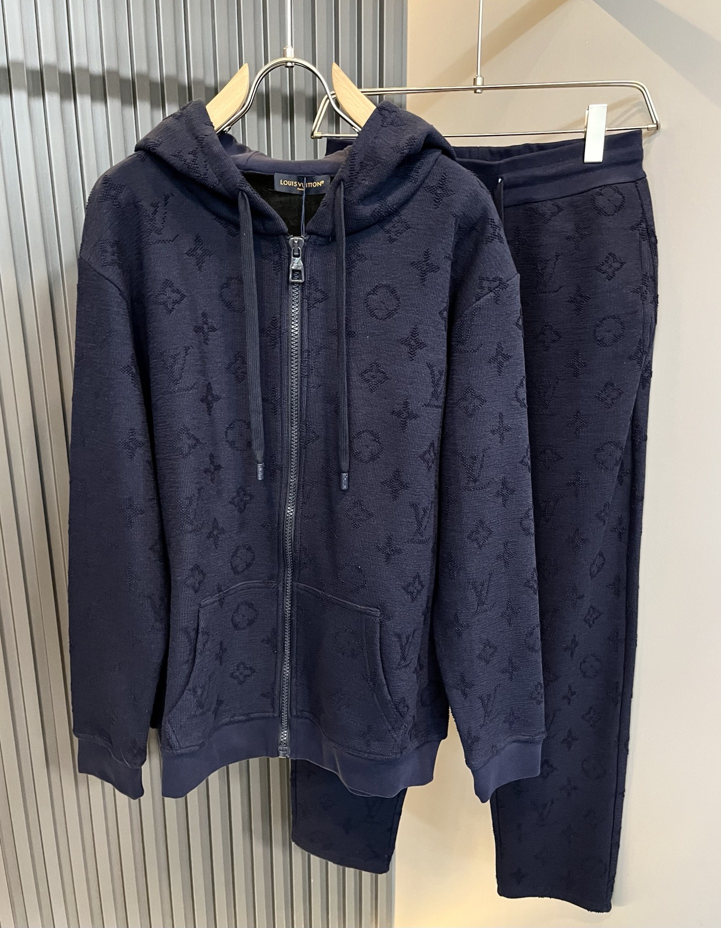 NO:610402,Louis Vuit*on Louis family 2025 autumn and winter new Monogram series!  Uniform suits for men and women!  The new high-end brand of the Louis family, the details and quality are always flawless, and the creative designs are endless. If you don’t buy a few pieces of Louis this autumn and winter, you can’t be considered a fashionista. The Monogram logo pattern on the body is designed with burnt flowers!  Interpreting the iconic elements of Louis, it is something that everyone loves. It is super soft and tough, and comes from world-class trade-level OEM channels. The quantity is extremely rare and sold out. The Monogram three-dimensional Logo presents an unusual texture, clean and neat. This is the Louis family's specialty and the latest craftsmanship of this season. The level of detail has reached the top, and the loose-cut design is a masterpiece. It is a fusion of luxury and fashion!  Size S-XL,,louis vuitton,louis vuitton,alexander wang19860909Louis Vuit*on 路易家族 2025秋冬新款Monogram系列！男女同款套装！路易家族的新高端,细节品质永远的那么完美无瑕,创意设计层出不穷.今年秋冬季节没有入手几件路易你算不上时尚达人.衣身Monogram 标识logo图案烧花设计！诠释路易的标志性元素,实属人见人爱的东西.超级柔软且具有韧性,来自世界级贸易级别的代工厂渠道,数量极其稀少售完无补.Monogram立体Logo呈现不一般的质感,干净俐落.这是路易家族的看家绝活也是本季度的最新工艺.细致化程度已经达到顶端了,宽松剪裁的版型设计堪称一绝.属于奢华与时尚的融合！尺码S-XL,,louis vuitton,louis vuitton,alexander wang,Men's clothing