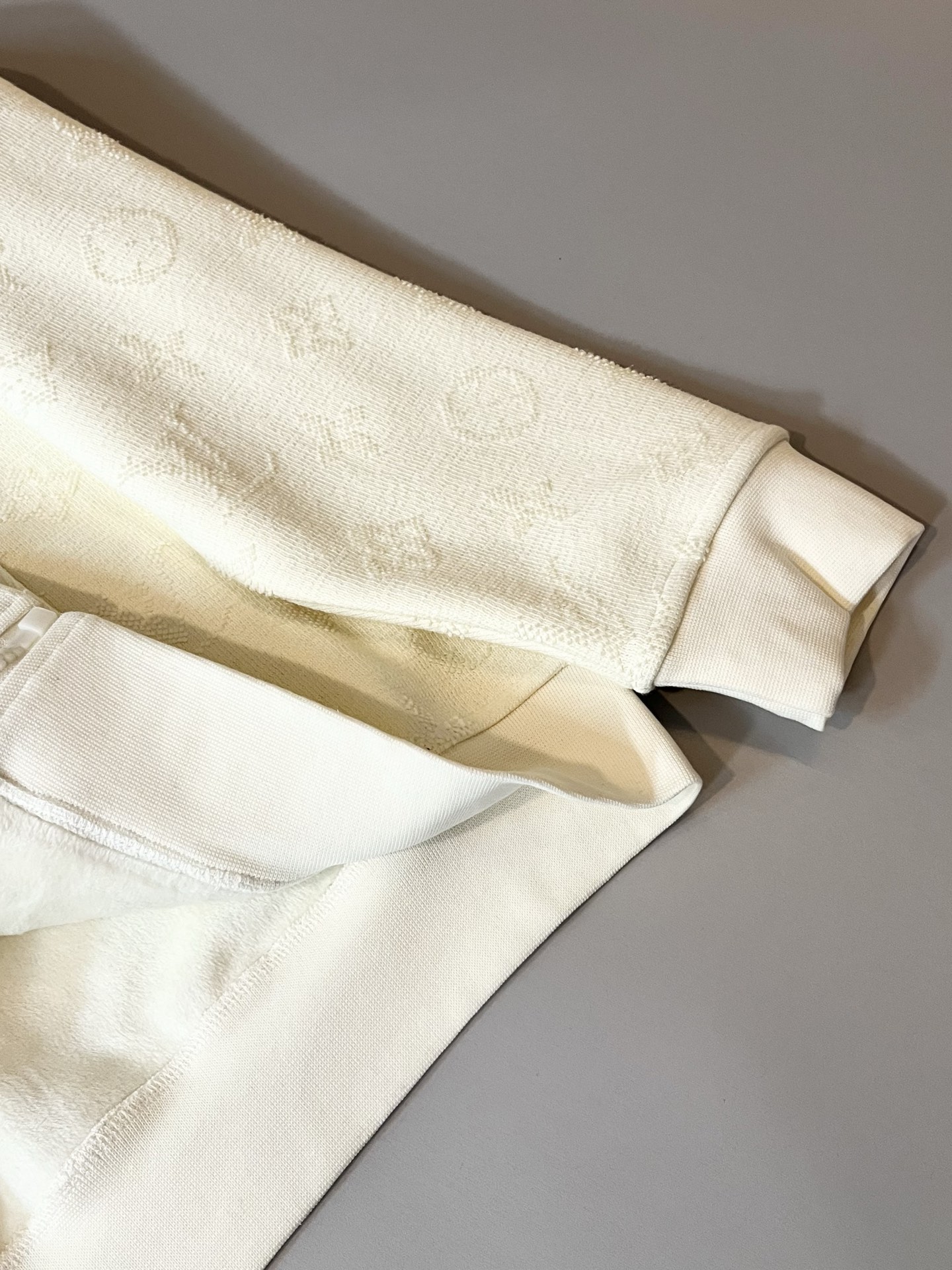 Louis Vuit*on 路易家族 2025秋冬新款Monogram系列！男女同款👫套装！路易家族的新