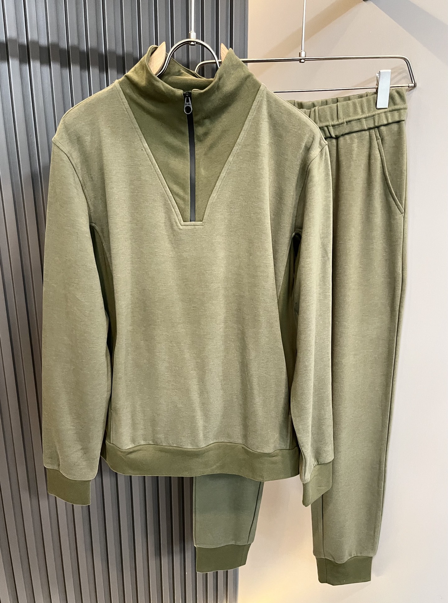 Loro Piana诺悠翩雅 2025秋冬男士套装，最新的贸易订单全品相！！网红款！上身舒适透气，不僵硬