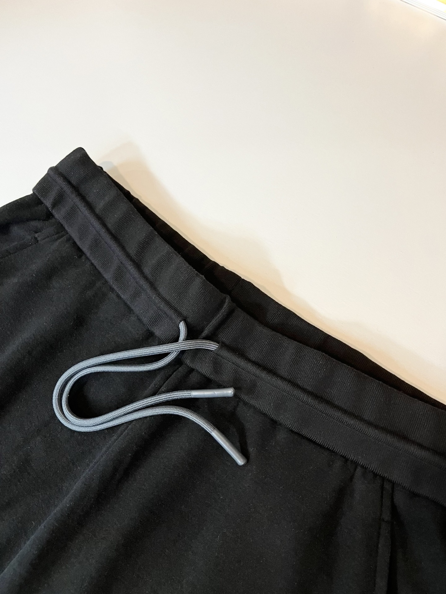 Loro Piana诺悠翩雅 2025秋冬男士套装，最新的贸易订单全品相！！网红款！上身舒适透气，不僵硬