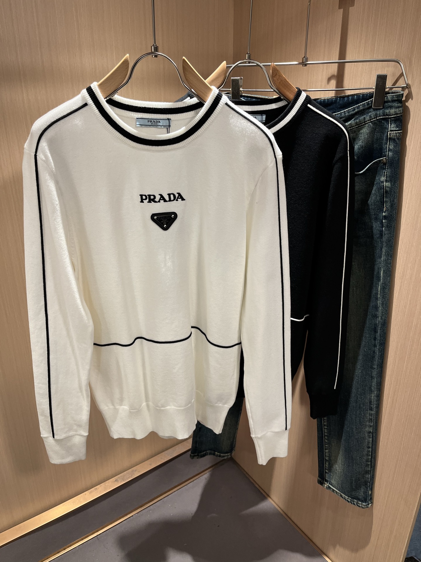 NO:607844,PRAD*A's 2025 new autumn and winter men's knitted woolen sweaters, the latest model is exclusively available on the entire network!  !  ~It is both classic and fashionable, who doesn’t love it? It shows the classic again, it is very eye-catching, and it has a low-luxury aura and recognition!  Pr*da's traditional brand concept and modern advanced technology are perfectly combined. Coupled with an extremely modern and simple design, P's exclusive three-dimensional logo pattern embroidery design!  Customized 100% imported wool fabric!  The texture of this model is quite impressive. You can tell the specifications and grades at your fingertips. The level of finesse and breathability are top-notch!  Size M-3XL,,prada,alexander wang19860909PRAD*A普*达2025秋冬新款男士针织羊毛衫,最新款全网独家首上！！~既经典有时尚百搭,谁不爱啊,将经典再次展现,非常的耐看,自带低奢光环与辨识度！Pr*da传统的品牌理念和现代化的先进技术进行了完美结合.加上极其现代摩登风范的简约设计,p家专属立体标识logo图案刺绣设计！定制百分百进口羊毛面料！此款的质感相当感人 触手便知规格档次 细腻程度与透气效果堪称顶级！尺码M-3XL,,prada,alexander wang,Men's clothing