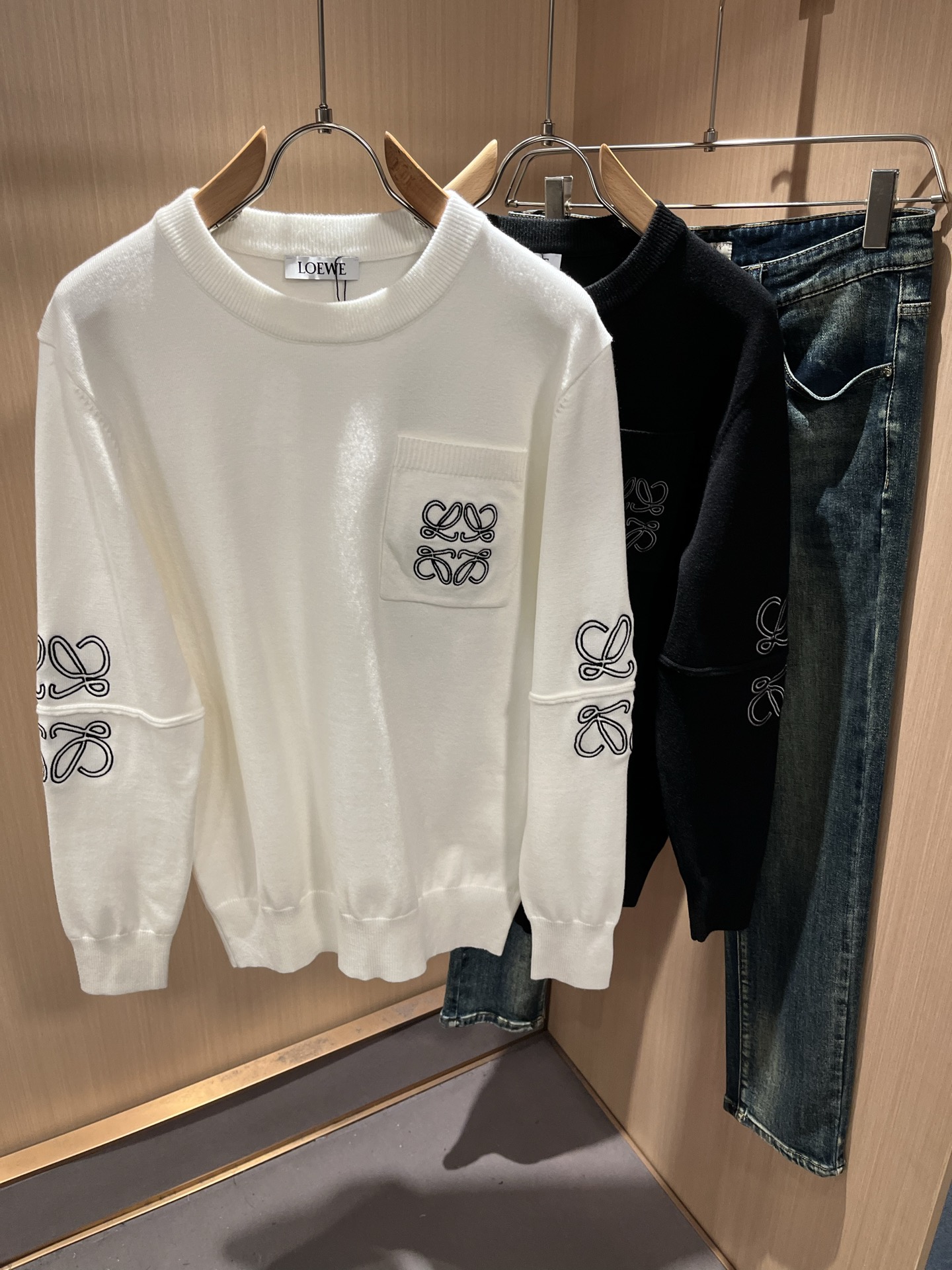 NO:607839,LO*WE/Luo*Wei 2025 new autumn and winter knitted sweaters for men and women, sold through trading company channels, the latest products in 2025, sold simultaneously in official counters, classic star-level items!  LO*WE's leather goods have the highest say in the entire fashion circle. The brand value is very influential and has a century-old historical and cultural heritage. It is a brand used by the royal family and nobles. Its exquisite craftsmanship and design have subverted modern aesthetics!  The overall design is in line with the aesthetic design of the LOE family, using classic brand elements, perfectly inheriting the essence and genes of the LOE family, and designing the logo and pattern embroidery design!  The vision is quite exquisite and beautiful, highlighting the brand characteristics, highly recognizable and very fashionable. The overall design interprets minimalism to the extreme, simple and elegant!  We supply high-end materials imported from Egypt and select high-end knitted wool fabrics!  Extremely luxurious and special materials, the fabric properties are all excellent, the tactile experience is self-evident, the ultimate luxury enjoyment!  The appearance is perfect, and the details are exquisite and elegant. It not only reduces age but also highlights the fashionable temperament. The upper body is full of temperament. The color matching is quite in line with the needs of matching seasons. It has a high degree of control and mix-matching. It has no age limit and has an excellent sense of style!  Size M-3XL,,loewe,alexander wang19860909LO*WE/罗*威2025秋冬新款男女同款针织羊毛衫,贸易公司渠道货,2025年最新品,官柜同步售卖,经典明星级单品！LO*WE家的皮具单品在整个时装圈最有极高的的发言权,品牌价值影响力颇高,有着百年历史文化底蕴,皇室御贵族御用品牌,其精湛的手工艺及设计感颠覆了现代审美！整体的设计符合LOE家美学设计,运用了经典的品牌元素,完美沿袭了LOE家的精髓与基因,设计logo标识图案刺绣设计！视觉颇为精致美观,彰显了品牌特质,辨识度极高且极具时髦感,整体的设计将极简主义阐释到极致,简约而大方！客供埃及进口高级物料,甄选高端针织羊毛面料！极为奢华特殊的材质,面料属性皆为上乘,触感体验不言而喻,奢华极致享受！品相完美如斯,细节处处精致考究,即减龄又凸显了时髦气质感,上身满满的气质感,配色相当符合搭配季节需求,驾驭度混搭性极高,无关年龄界定,造型感极佳的一款单品！尺码M-3XL,,loewe,alexander wang,Men's clothing