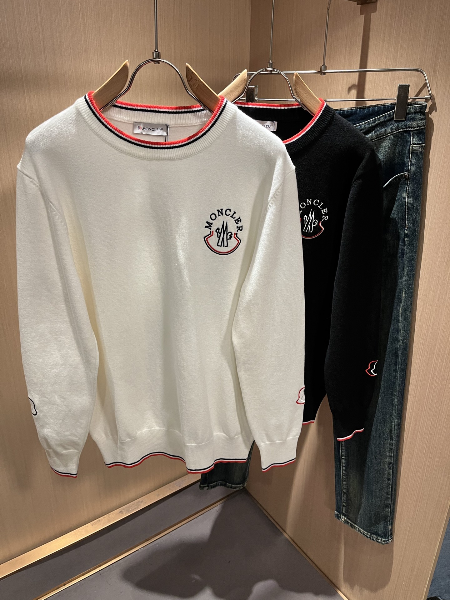 NO:608079,Moncl*r Men's and women's 2025 autumn and winter same style couple's latest trade order knitted wool sweater, all in good condition!  !  Internet celebrity model!  The craftsmanship is knitted wool and crocheted, with a simple Mon logo embroidery design!  Not stiff, with a rich three-dimensional feel overall, quality export order, customized exclusive knitted wool fabric, to meet the simple needs of commuters for dressing. The upper body effect is very good, slimming, and not picky about the figure. The fabric workmanship... is impeccable, good craftsmanship and good fabrics can make you wear a good taste, a must-have item for everyone!  Size M-3XL,,alexander wang19860909Moncl*r蒙*口 2025秋冬男女同款情侣款最新的贸易订单针织羊毛衫,全品相！！网红款！工艺采用针织羊毛钩织,简单Mon标识logo刺绣设计！不僵硬,整体有着丰富的立体感,品质出口订单,定制专属针织羊毛面料,满足通勤人们对于着装的简约需求,上身效果很好,显瘦,不挑剔身材.面料做工....无可挑剔,好工艺好面料才能穿出好品味一款,人手必备单品！尺码M-3XL,,alexander wang,Men's clothing