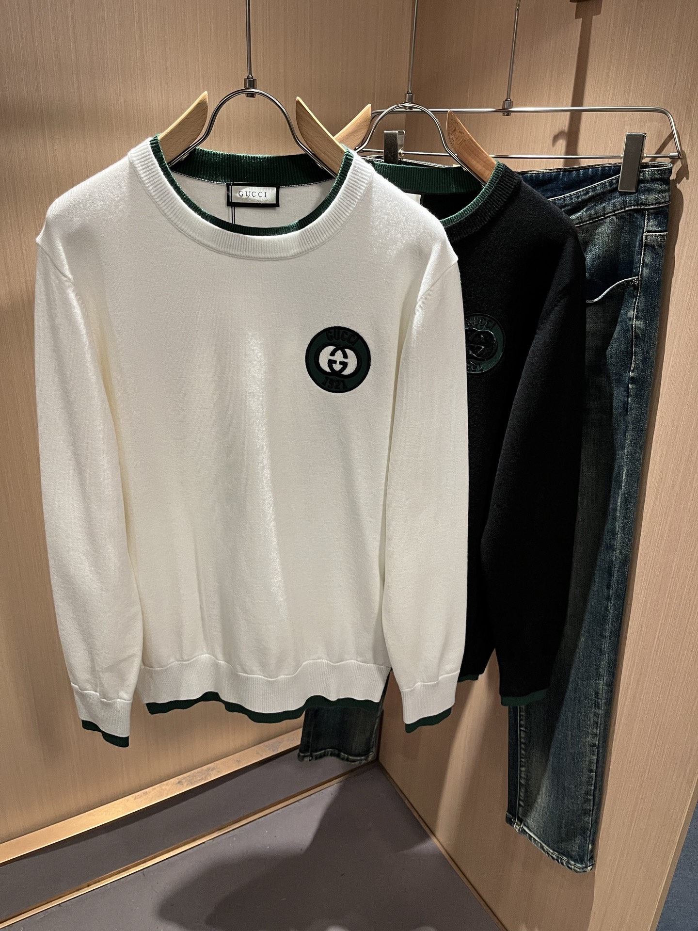 NO:607800,GUC*I Gujia 2025 autumn and winter new style knitted wool sweater for men and women, logo embroidery design on the chest!  Trading company channels are rare and available on the official website simultaneously!  G's autumn and winter series of couple sweaters are online, with classic color crochet designs!  This sweater is made of imported knitted wool!  The fabric feels thick and has a certain sense of weight. It has a soft and dense terry texture. It is breathable and comfortable to wear next to the skin. The color is beautiful, eye-catching and fashionable. The unique pattern will definitely make you stand out in the crowd!  Casual cut design!  The upper body effect is age-reducing and versatile, making it easy to wear in daily casual wear, and can be easily worn by both men and women!  Size M-3XL,,gucci,gucci,gucci,sweaters,alexander wang19860909GUC*I 古家 2025秋冬新款男女同款 针织羊毛衫,胸前标志logo刺绣设计！贸易公司渠道稀出,同步官网发售！G家秋冬系列情侣毛衣上线,设计经典配色钩织设计！此款毛衣甄选客供进口针织羊毛材质！面料手感偏厚实,有一定的自重感,柔软绵密的毛圈肌理,贴身穿着透气亲肤舒适,色彩靓丽、吸睛时髦度爆棚,与众不同的图案绝对可以让你在人群中出彩万分！休闲版型裁剪设计！上身效果减龄又百搭,轻松Get起日常休闲穿搭,男女皆可轻松驾驭！尺码M-3XL,,gucci,gucci,gucci,sweaters,alexander wang,Men's clothing