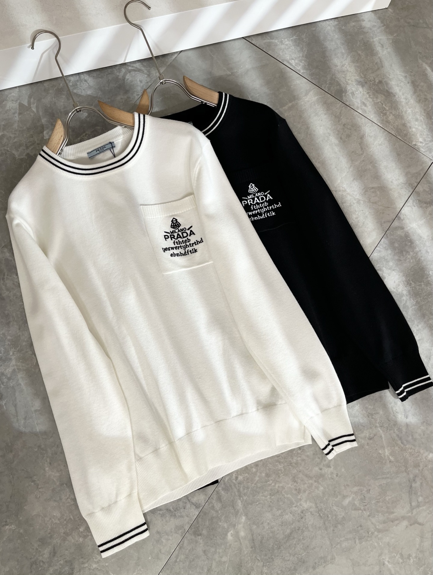 NO:607809,PRAD*A's 2025 new autumn and winter men's knitted woolen sweaters, the latest model is exclusively available on the entire network!  !  ~It is both classic and fashionable, who doesn’t love it? It shows the classic again, it is very eye-catching, and it has a low-luxury aura and recognition!  Pr*da's traditional brand concept and modern advanced technology are perfectly combined. Coupled with an extremely modern and simple design, P's exclusive three-dimensional logo pattern embroidery design!  Customized 100% imported wool fabric!  The texture of this model is quite impressive. You can tell the specifications and grades at your fingertips. The level of finesse and breathability are top-notch!  Size M-3XL,,prada,alexander wang19860909PRAD*A普*达2025秋冬新款男士针织羊毛衫,最新款全网独家首上！！~既经典有时尚百搭,谁不爱啊,将经典再次展现,非常的耐看,自带低奢光环与辨识度！Pr*da传统的品牌理念和现代化的先进技术进行了完美结合.加上极其现代摩登风范的简约设计,p家专属立体标识logo图案刺绣设计！定制百分百进口羊毛面料！此款的质感相当感人 触手便知规格档次 细腻程度与透气效果堪称顶级！尺码M-3XL,,prada,alexander wang,Men's clothing