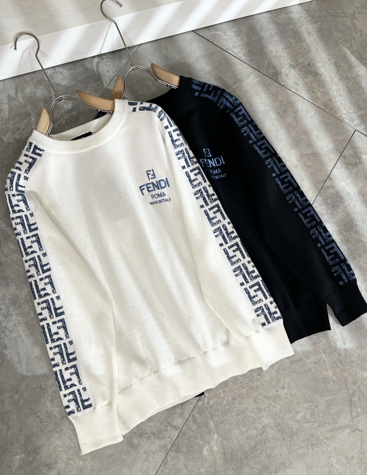 NO:607814,FEN*I Fen*di 2025 new autumn and winter FD family unisex knitted sweater for men and women, versatile for men and women. Original order from Italy, a popular item of the FD family, a representative and full-scale boutique, a boutique worth buying for all FD fans!  Pure Italian channel orders, the FD family's high-end and popular products, very popular items at the moment, high-end goods worth keeping for yourself and giving away!  The most classic style item of the FD family, it is trendy and beautiful, full of trendy atmosphere, extremely high-grade and standard, and uses a very classic FF logo embroidery design!  It gives people a very strong visual impact, has a high degree of recognition, and is a top-notch exclusive wool fabric!  Made of soft, delicate and comfortable touch, the appearance is quite high-end and classy!  It perfectly interprets the charm of the brand and leaves a deep impression on people. It is more fashionable and charming, the upper body is generous and fashionable, and there is no pressure to wear it!  Wear it alone or paired with it, it’s a beautiful sight that can’t be ignored!  Size M-3XL,,fendi,dior,alexander wang19860909FEN*I 芬*迪 2025秋冬新款FD家族男女同款针织羊毛衫,男女同款百搭.意大利原厂订单,FD家族人气单品,代表性十足,规格感十足的精品,所有FD粉丝都值得抢购的精品！纯正意代渠道订单,FD家族的高奢人气爆款产物,当下十分火爆的单品,值得自留和送人的高端货！FD家族最为经典款式单品,新潮又好看,潮流气息感十足,档次规格感极高,并且采用十分经典的FF标志logo刺绣设计！给人的视觉冲击感相当强烈,有着极高的辨识度,顶级专属羊毛面料！打造,触感柔软细腻舒适,品相相当高级有档次！完美诠释品牌魅力,给人留下深刻印象.更具时尚与韵味,上身大方时尚,对于穿搭更是毫无压力！单穿内搭都极有味道,不可忽视的靓丽风景线！ 尺码M-3XL,,fendi,dior,alexander wang,Men's clothing