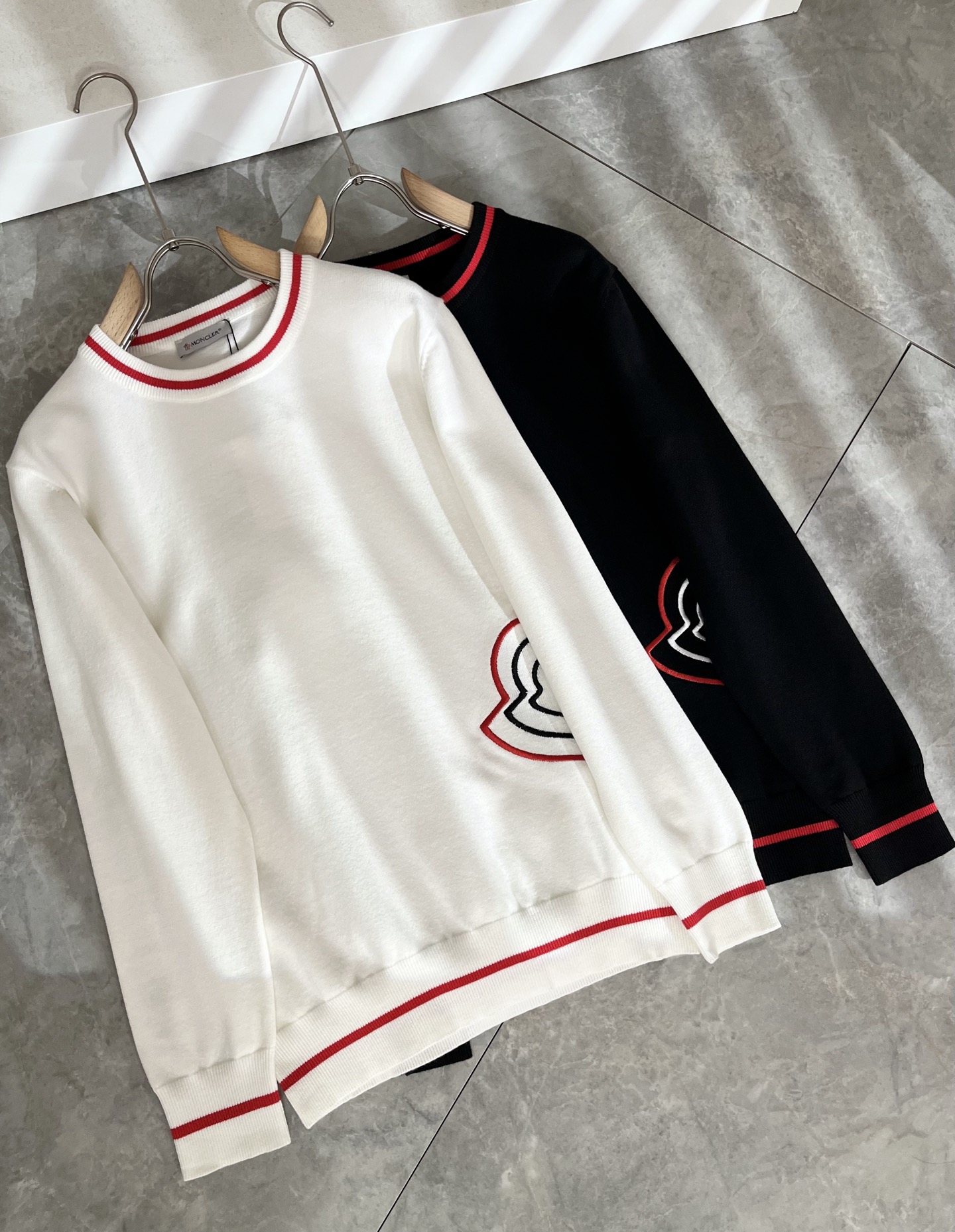 NO:607824,Moncl*r Men's and women's 2025 autumn and winter same style couple's latest trade order knitted wool sweater, all in good condition!  !  Internet celebrity model!  The craftsmanship is knitted wool and crocheted, with a simple Mon logo embroidery design!  Not stiff, with a rich three-dimensional feel overall, quality export order, customized exclusive knitted wool fabric, to meet the simple needs of commuters for dressing. The upper body effect is very good, slimming, and not picky about the figure. The fabric workmanship... is impeccable, good craftsmanship and good fabrics can make you wear a good taste, a must-have item for everyone!  Size M-3XL,,alexander wang19860909Moncl*r蒙*口 2025秋冬男女同款情侣款最新的贸易订单针织羊毛衫,全品相！！网红款！工艺采用针织羊毛钩织,简单Mon标识logo刺绣设计！不僵硬,整体有着丰富的立体感,品质出口订单,定制专属针织羊毛面料,满足通勤人们对于着装的简约需求,上身效果很好,显瘦,不挑剔身材.面料做工....无可挑剔,好工艺好面料才能穿出好品味一款,人手必备单品！尺码M-3XL,,alexander wang,Men's clothing