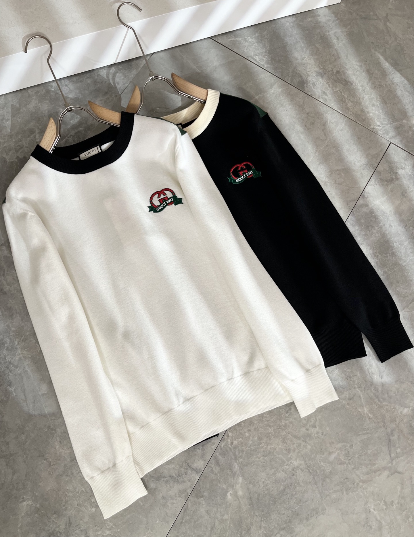 NO:607819,GUC*I Gujia 2025 autumn and winter new style knitted wool sweater for men and women, logo embroidery design on the chest!  Trading company channels are rare and available on the official website simultaneously!  G's autumn and winter series of couple sweaters are online, with classic color crochet designs!  This sweater is made of imported knitted wool!  The fabric feels thick and has a certain sense of weight. It has a soft and dense terry texture. It is breathable and skin-friendly and comfortable to wear. The color is beautiful, eye-catching and fashionable. The unique pattern will definitely make you stand out in the crowd!  Casual cut design!  The upper body effect is age-reducing and versatile, making it easy to wear in daily casual wear, and can be easily worn by both men and women!  Size M-3XL,,gucci,gucci,gucci,sweaters,alexander wang19860909GUC*I 古家 2025秋冬新款男女同款 针织羊毛衫,胸前标志logo刺绣设计！贸易公司渠道稀出,同步官网发售！G家秋冬系列情侣毛衣上线,设计经典配色钩织设计！此款毛衣甄选客供进口针织羊毛材质！面料手感偏厚实,有一定的自重感,柔软绵密的毛圈肌理,贴身穿着透气亲肤舒适,色彩靓丽、吸睛时髦度爆棚,与众不同的图案绝对可以让你在人群中出彩万分！休闲版型裁剪设计！上身效果减龄又百搭,轻松Get起日常休闲穿搭,男女皆可轻松驾驭！尺码M-3XL,,gucci,gucci,gucci,sweaters,alexander wang,Men's clothing