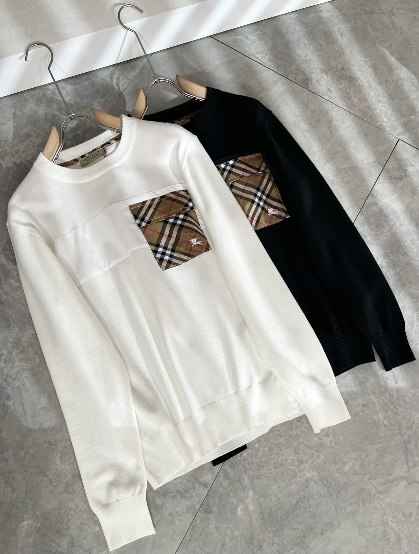 NO:607829,Bur*erry 2025 autumn and winter new knitted wool sweater, designed with logo pattern embroidery design!  Brand classic design elements!  It’s neither monotonous nor complicated, just the right amount to show off your taste!  Customized wool fabrics for customers!  Comfortable and breathable are not a problem at all, and the unique luxury feel of the fabric presents a simple and elegant temperament!  Every detail is in sync with high-end fashion. Sizes: M-3XL, burberry, alexander wang19860909Bur*erry 巴*莉 2025秋冬新款针织羊毛衫,设计标志logo图案刺绣设计！品牌经典设计元素！既不单调也不复杂,恰到好处的展现品味！客供定制羊毛面料！舒适透气根本不在话下,面料独具的高奢感呈现简约优雅气质！每一处细节都是与高端时尚同步的体现.尺码:M-3XL,,burberry,alexander wang,Men's clothing