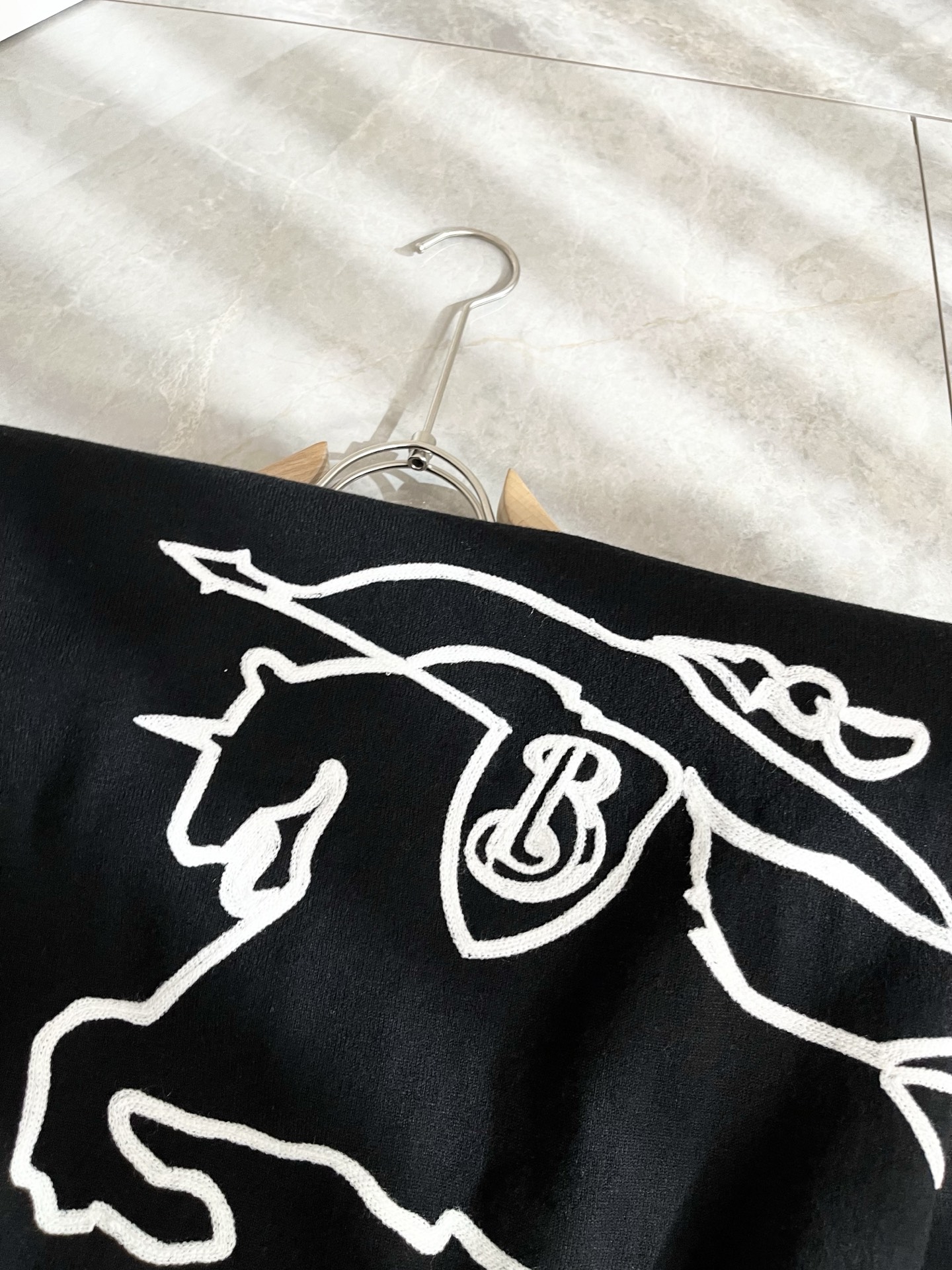 Bur*erry 巴*莉 2025秋冬新款针织羊毛衫，设计标志logo图案刺绣设计！品牌经典设计元素！既