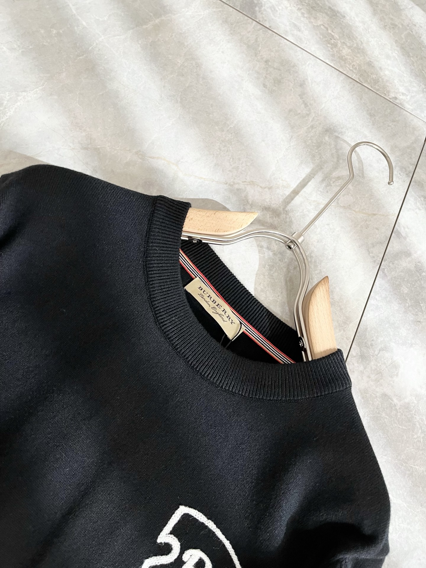 Bur*erry 巴*莉 2025秋冬新款针织羊毛衫，设计标志logo图案刺绣设计！品牌经典设计元素！既