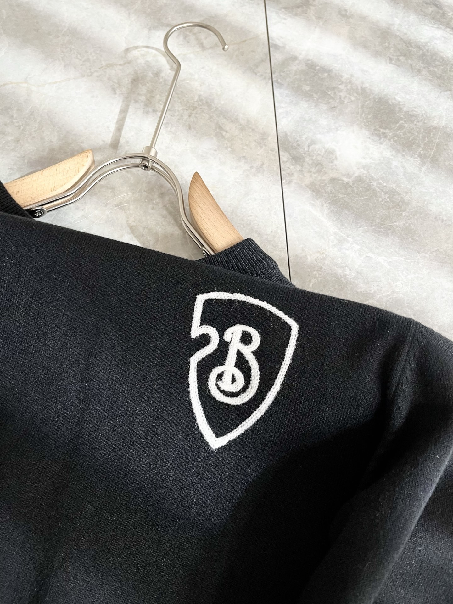 Bur*erry 巴*莉 2025秋冬新款针织羊毛衫，设计标志logo图案刺绣设计！品牌经典设计元素！既