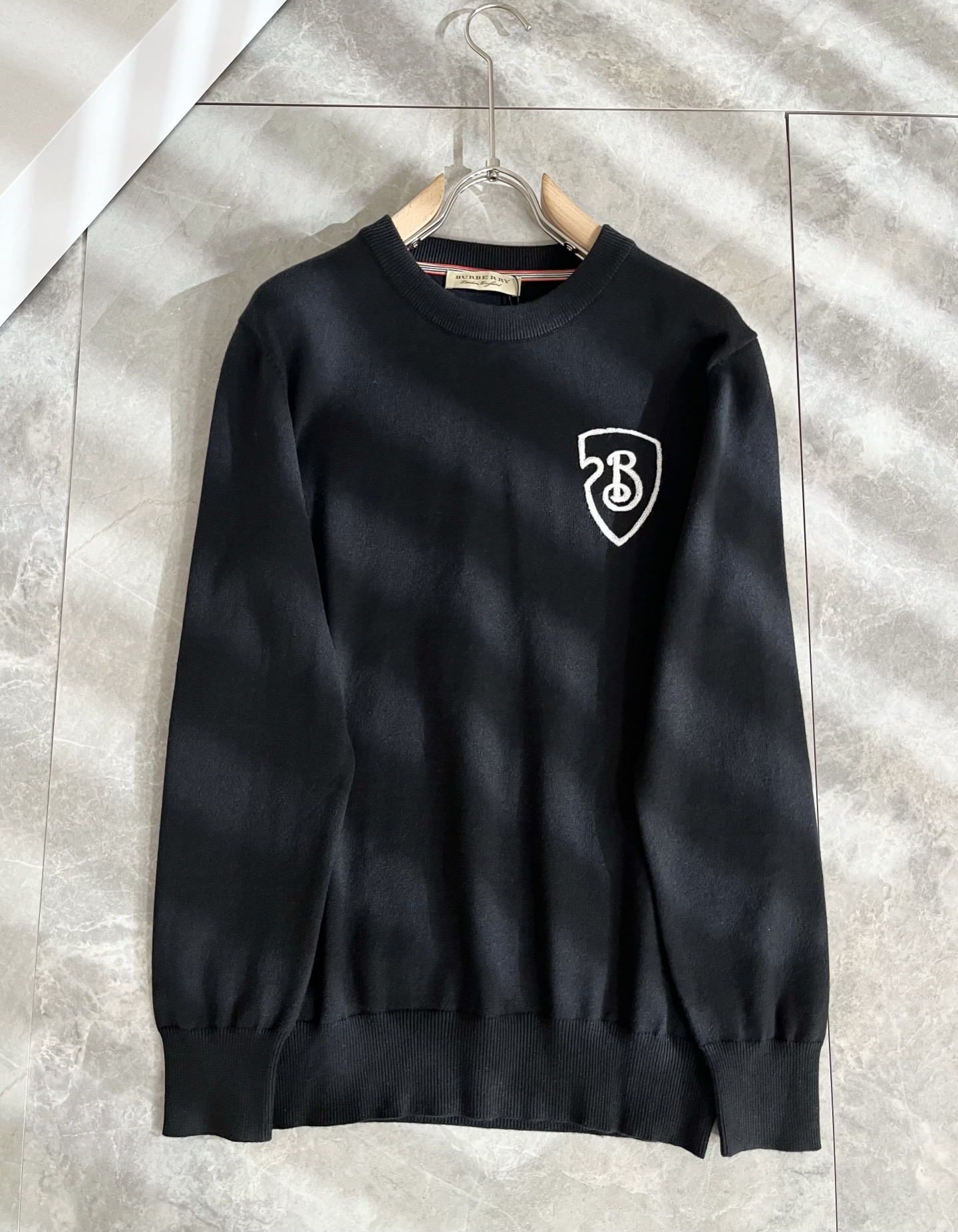 Bur*erry 巴*莉 2025秋冬新款针织羊毛衫，设计标志logo图案刺绣设计！品牌经典设计元素！既