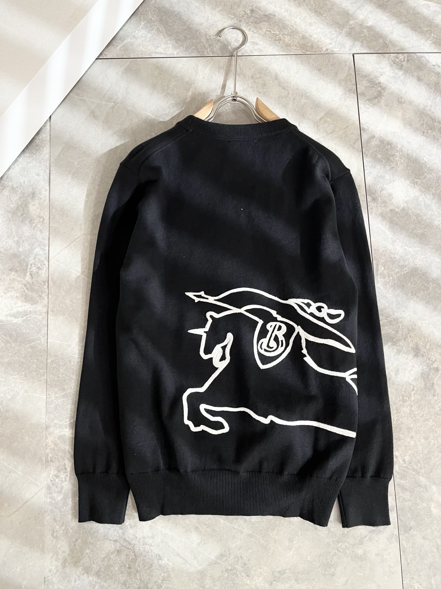 Bur*erry 巴*莉 2025秋冬新款针织羊毛衫，设计标志logo图案刺绣设计！品牌经典设计元素！既