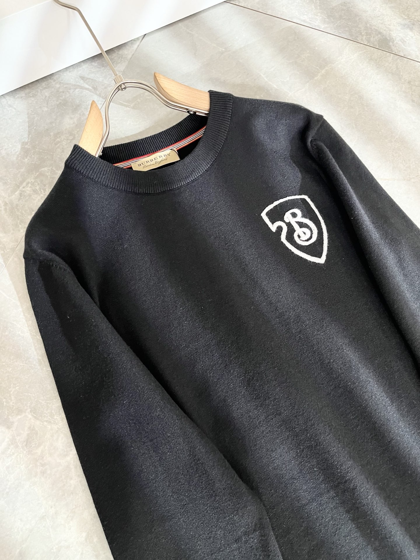 Bur*erry 巴*莉 2025秋冬新款针织羊毛衫，设计标志logo图案刺绣设计！品牌经典设计元素！既