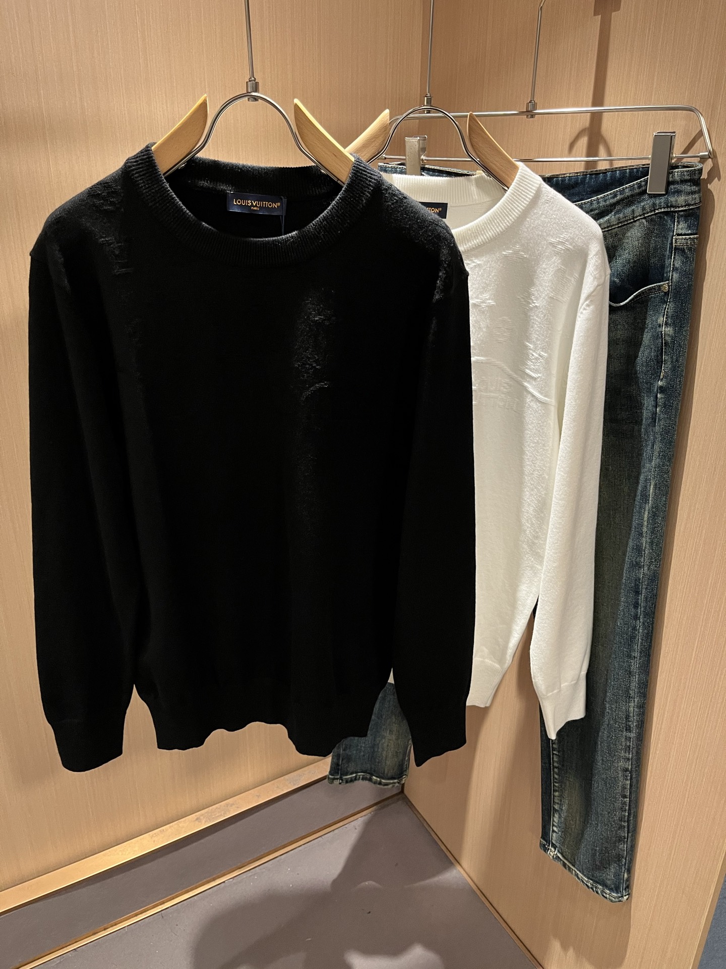 NO:607834,Louis Vuit*on 2025 autumn and winter Louis family light luxury Monogram crocheted knitted sweater!  Same decoration for men and women!  The new high-end of the Louis family, the details and quality are always so flawless, and the creative designs are endless. You are not a fashionista if you don’t buy a few pieces of Louis this autumn and winter. Monogram crochet pattern design!  It is something that everyone loves. Made of top-quality wool blend, it is super soft and tough, and has excellent breathability. It comes from world-class trading OEM channels, and the quantity is extremely rare and sold out. It is a presbyopic item that is released every year by 'Donkey Brand'.  The body logo presents an unusual texture, clean and neat. This is the Louis family's unique skill and the latest craftsmanship of this season. The level of detail has reached the top, and the slim and three-dimensional tailoring is a unique design. It is a fusion of luxury and fashion!  Size M-3XL,,louis vuitton,louis vuitton,louis vuitton,alexander wang19860909Louis Vuit*on 2025秋冬路易家族轻奢Monogram钩织针织羊毛衫！男女同款装饰！ 路易家族的新高端,细节品质永远的那么完美无瑕,创意设计层出不穷.今年秋冬季节没有入手几件路易你算不上时尚达人.Monogram钩织图案设计！实属人见人爱的东西.顶级羊毛混纺打造,超级柔软且具有韧性,透气感也是绝佳.来自世界级贸易级别的代工厂渠道,数量极其稀少售完无补.“驴牌”每年都会出的老花单品,立体Logo呈现不一般的质感,干净俐落.这是路易家族的看家绝活也是本季度的最新工艺.细致化程度已经达到顶端了,修身立体剪裁的版型设计堪称一绝.属于奢华与时尚的融合！尺码M-3XL,,louis vuitton,louis vuitton,louis vuitton,alexander wang,Men's clothing