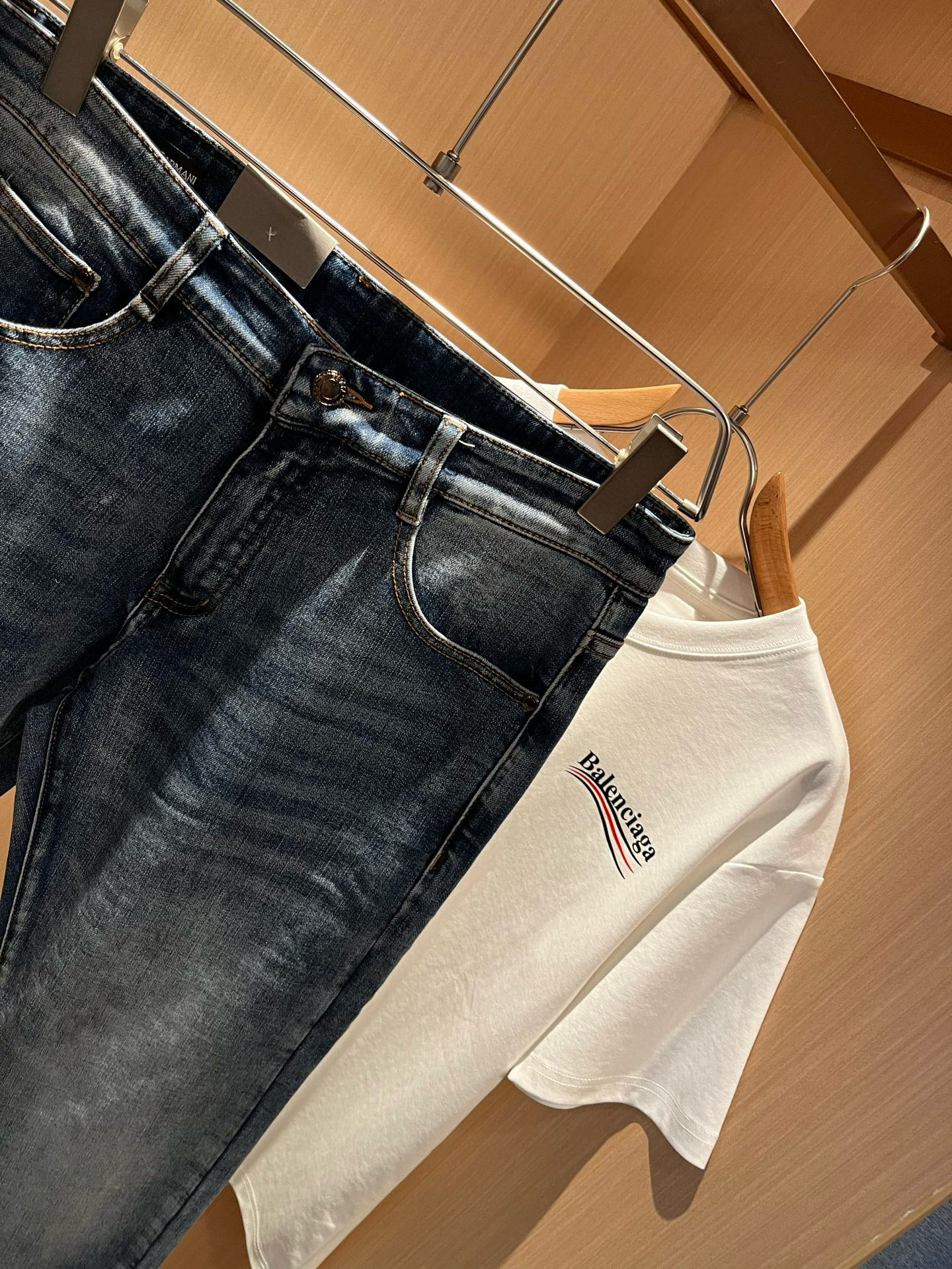 Arman阿*尼2025秋冬新款男士小直筒牛仔裤，贸易公司订单！官网同步 经典之作很好搭配衣服哦 怎么穿