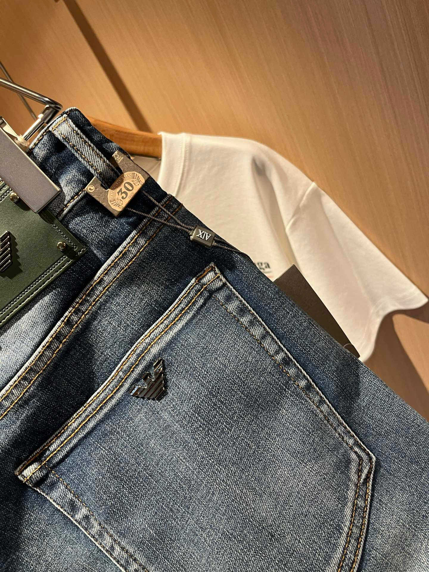 Arman阿*尼2025秋冬新款男士小直筒牛仔裤，贸易公司订单！官网同步 经典之作很好搭配衣服哦 怎么穿