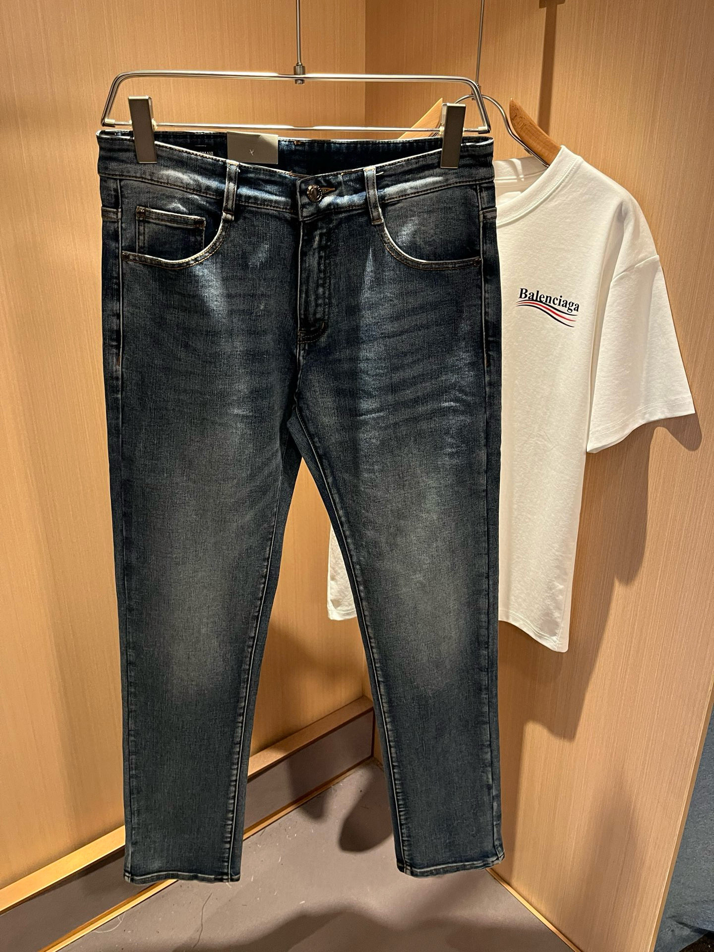 Arman阿*尼2025秋冬新款男士小直筒牛仔裤，贸易公司订单！官网同步 经典之作很好搭配衣服哦 怎么穿