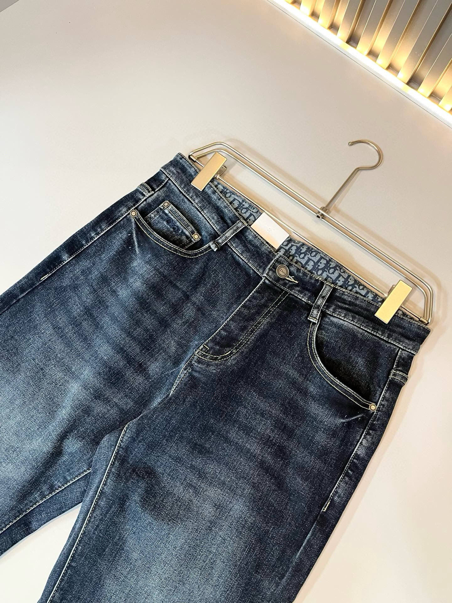 Dio*r 迪家 2025秋冬男士水洗小直筒牛仔裤！贸易公司渠道牛货，品相超赞，时尚圈万能的百搭裤王，欧