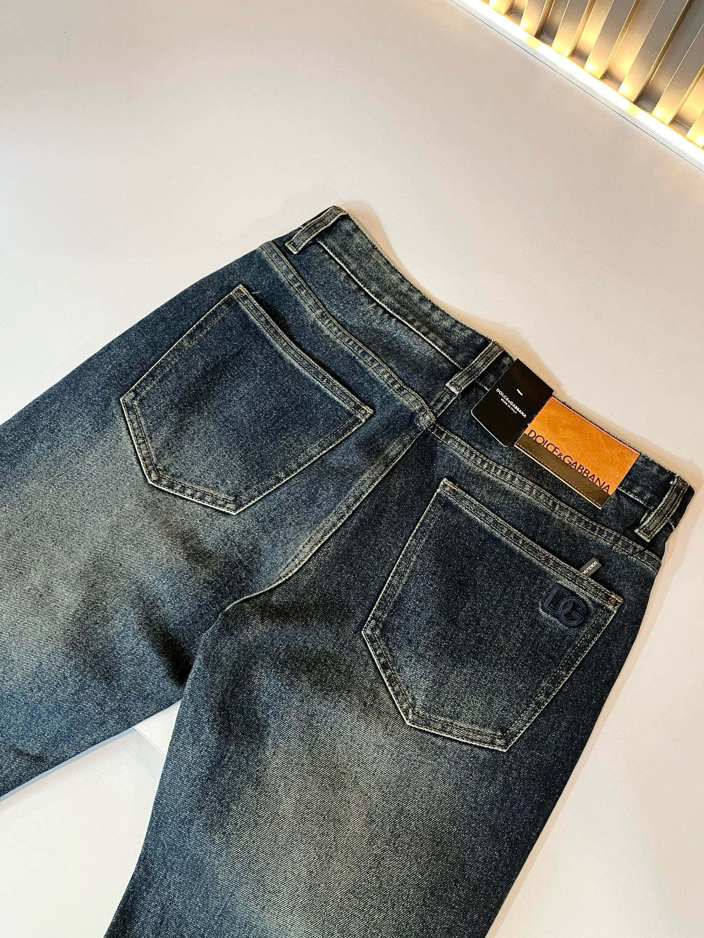 Dolce & 杜嘉*纳 2025秋冬新品牛仔裤，水洗处理自然不易变形脱色、立体剪裁完美塑形面料质舒适柔