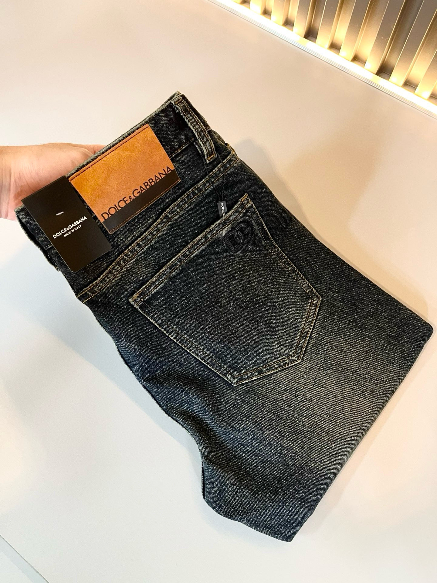 Dolce & 杜嘉*纳 2025秋冬新品牛仔裤，水洗处理自然不易变形脱色、立体剪裁完美塑形面料质舒适柔