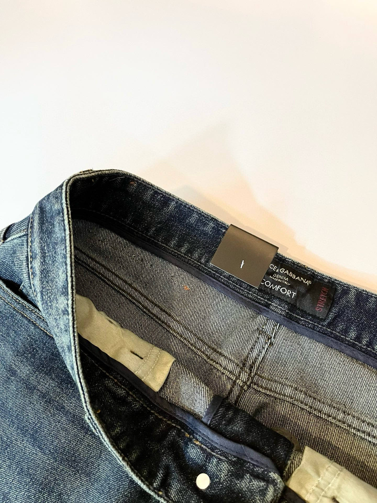 Dolce & 杜嘉*纳 2025秋冬新品牛仔裤，水洗处理自然不易变形脱色、立体剪裁完美塑形面料质舒适柔