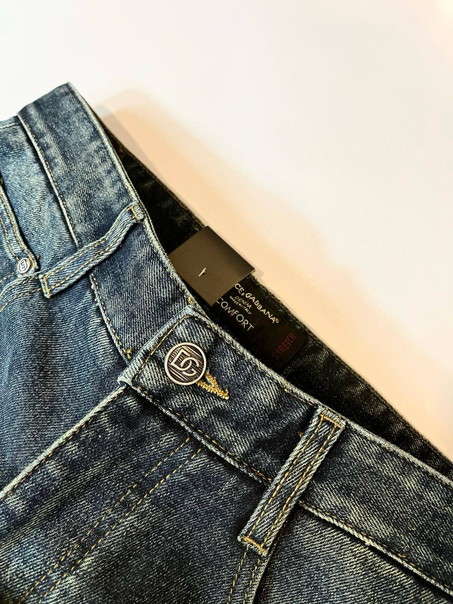 Dolce & 杜嘉*纳 2025秋冬新品牛仔裤，水洗处理自然不易变形脱色、立体剪裁完美塑形面料质舒适柔