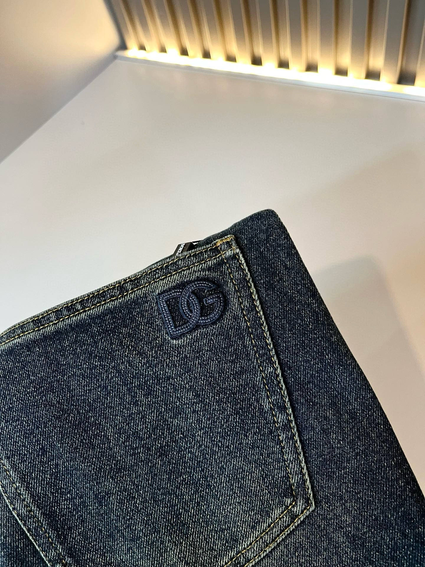 Dolce & 杜嘉*纳 2025秋冬新品牛仔裤，水洗处理自然不易变形脱色、立体剪裁完美塑形面料质舒适柔